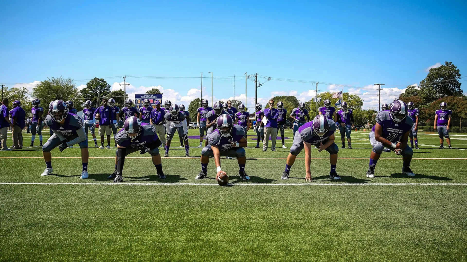 entrenamiento de futbol americano en el curso escolar en estados unidos de Norfolk Christian Schools