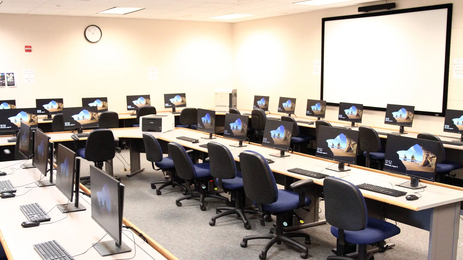 aula de informatica con ordenadores modernos y pantalla interactiva en el curso escolar en estados unidos de Norfolk Christian Schools