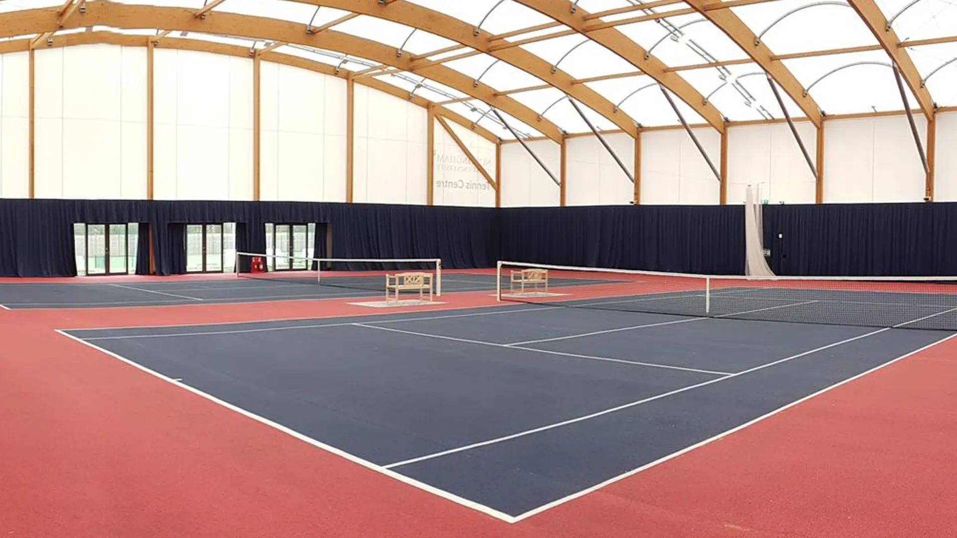dos pistas de tenis cubiertas en las instalaciones del colegio en el curso escolar en inglaterra en Oswestry School