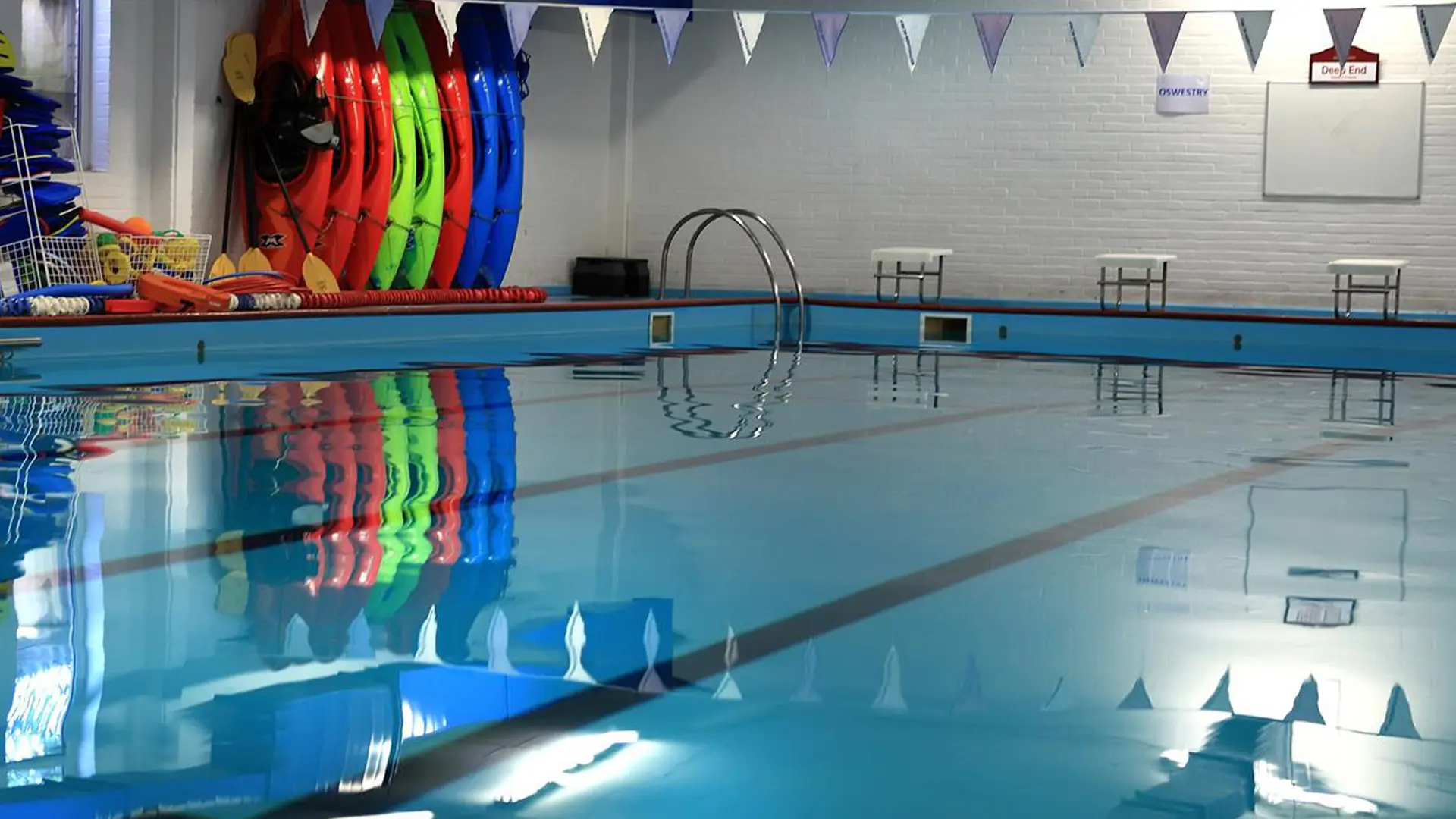 piscina cubierta con material para practicar kayak o canoa y otros deportes en el curso escolar en inglaterra en Oswestry School