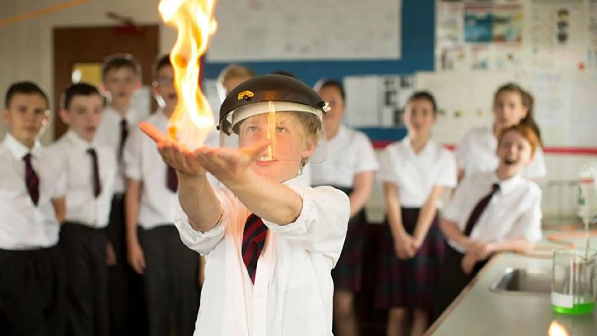 alumno en la clase de ciencias realizando un experimento en el curso escolar en inglaterra en Oswestry School