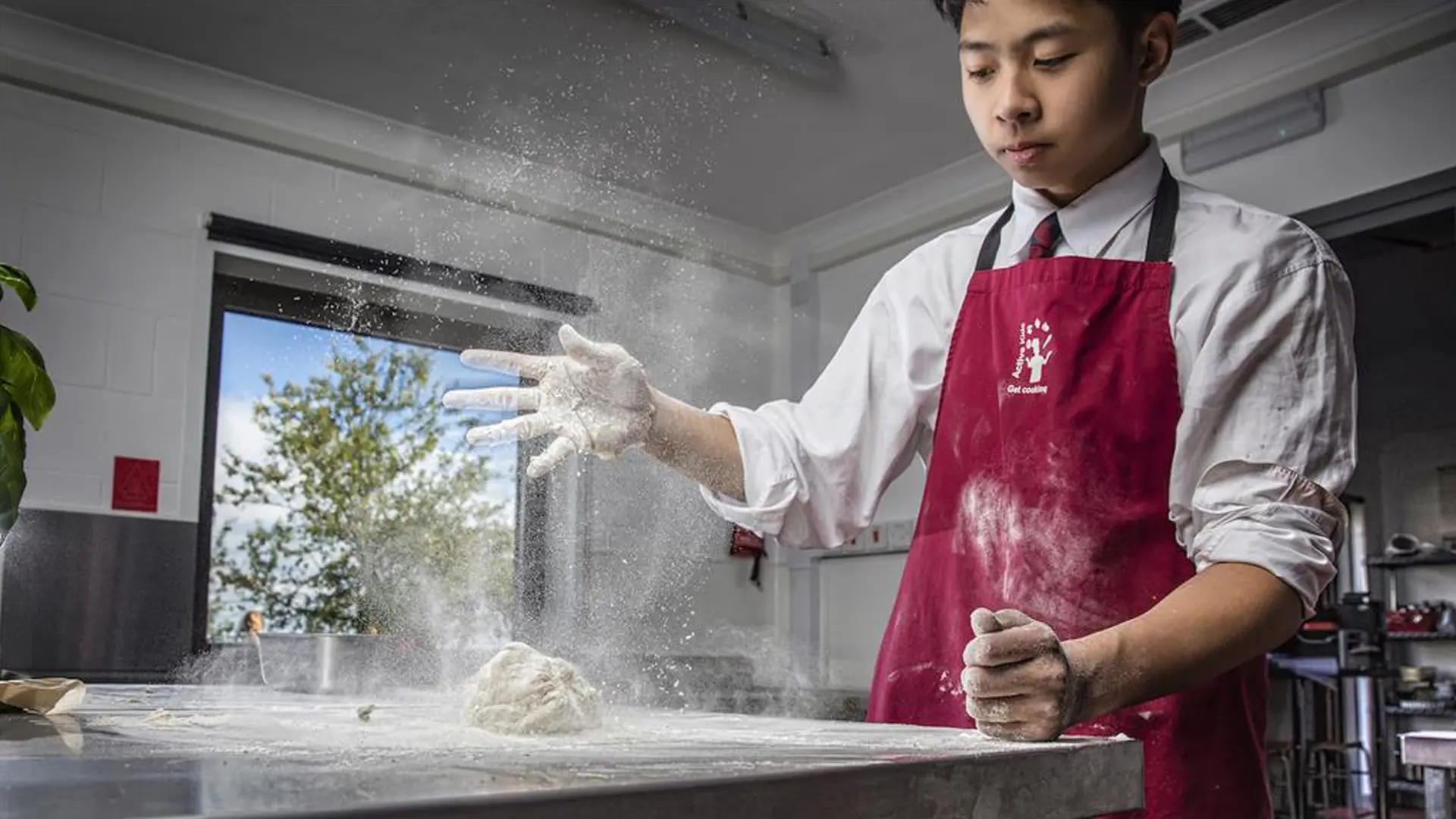 alumno en clase de cocina en el curso escolar en inglaterra en Oswestry School