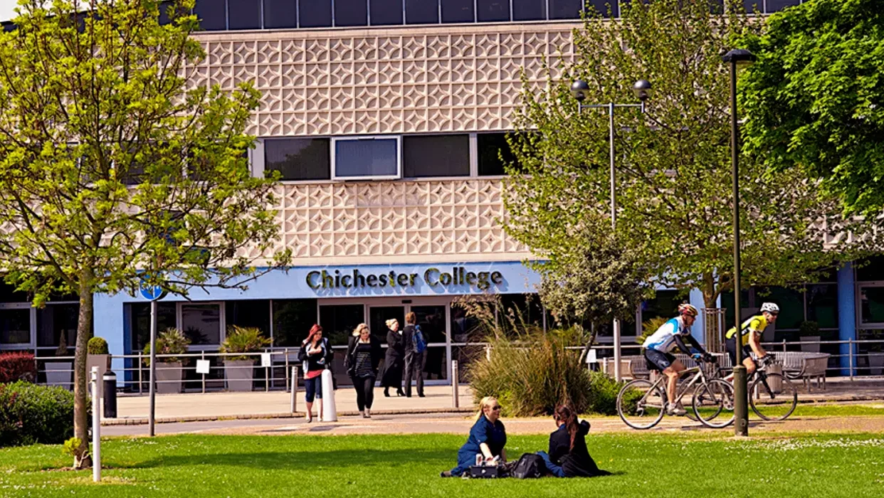 Curso de inglés en Chichester College en Inglaterra de Where&What