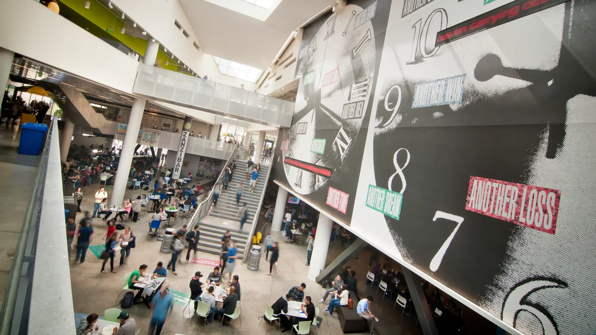 Estudiantes en el campus de UCSD
