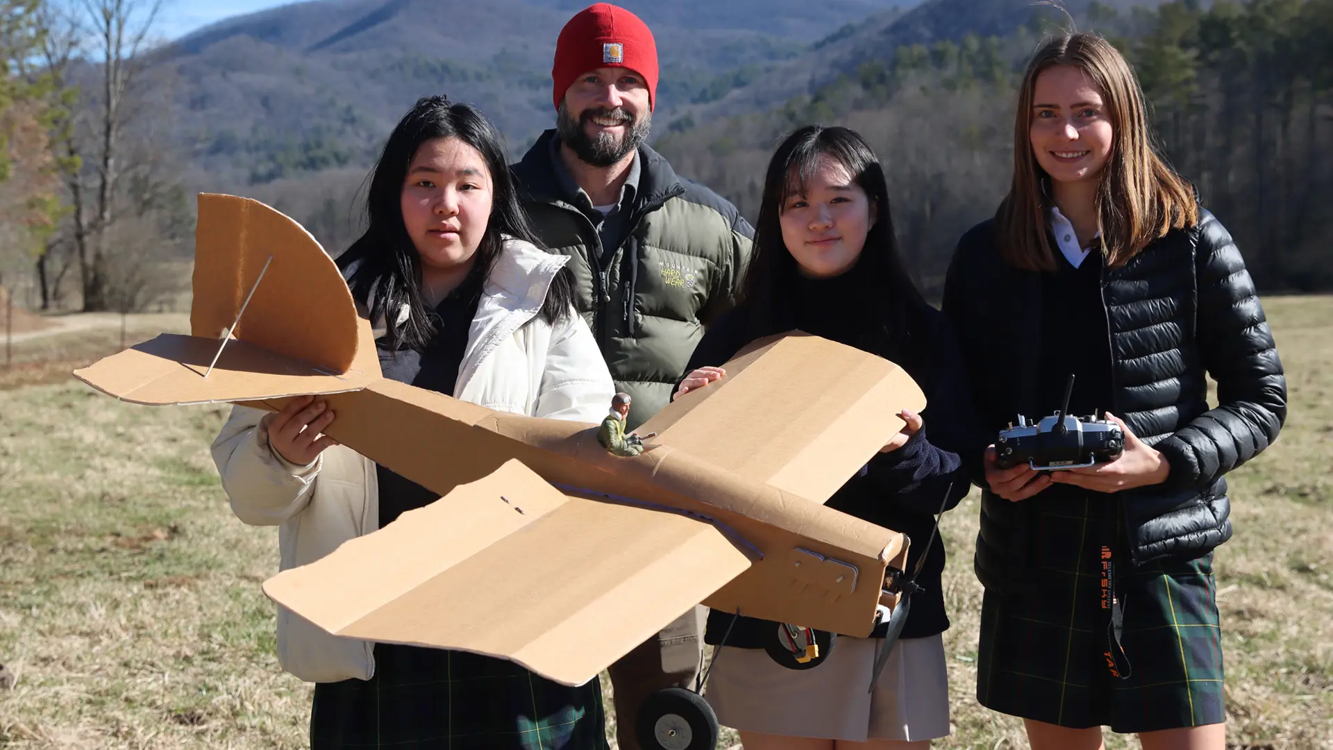 estudiantes con un proyecto de STEM en el curso escolar en estados unidos de Rabun Gap-Nacoochee School