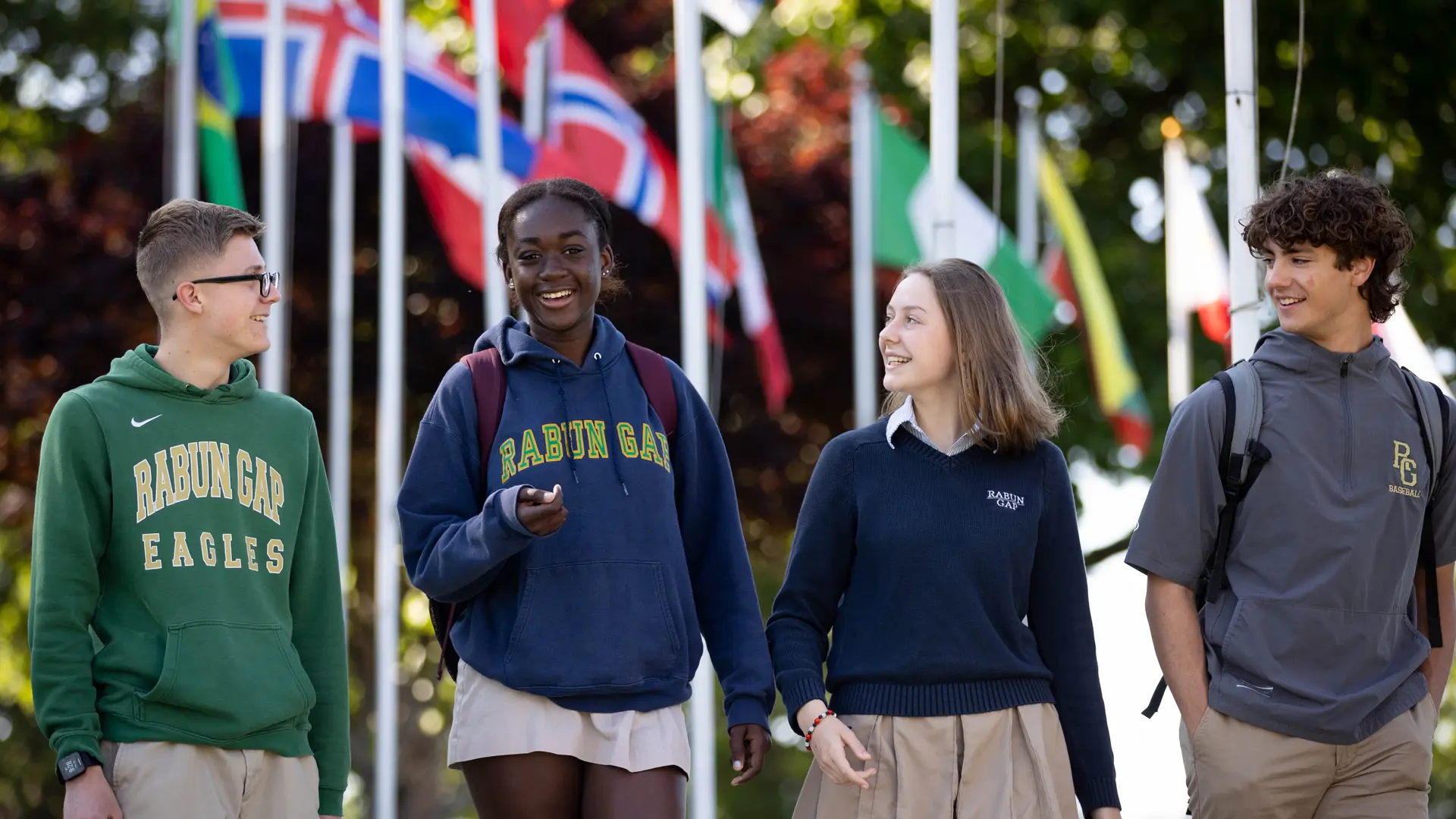 estudiantes andando por las instalaciones del campus del curso escolar en estados unidos de Rabun Gap-Nacoochee School