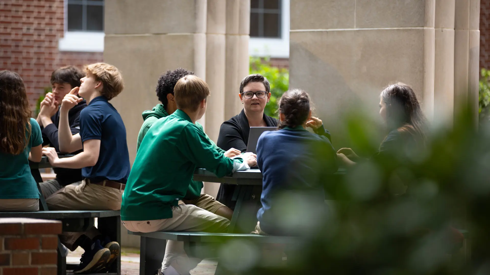 estudiantes realizando una clase en el exterior en el curso escolar en estados unidos de Rabun Gap-Nacoochee School