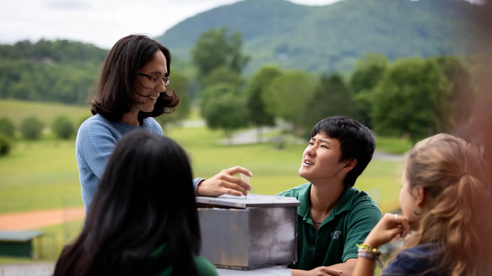 clase de ciencias al aire libre del curso escolar en estados unidos de Rabun Gap-Nacoochee School