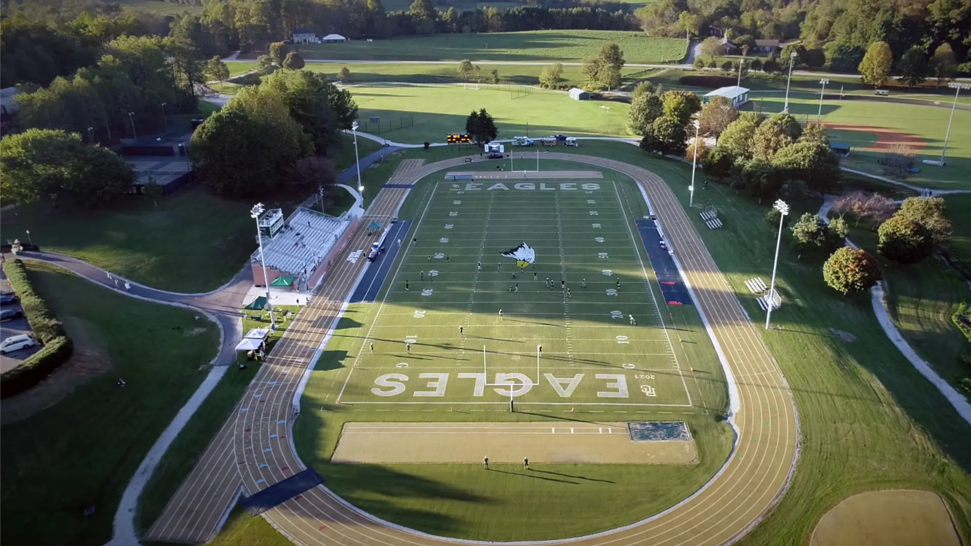 pista de atletismo en el curso escolar en estados unidos de Rabun Gap-Nacoochee School