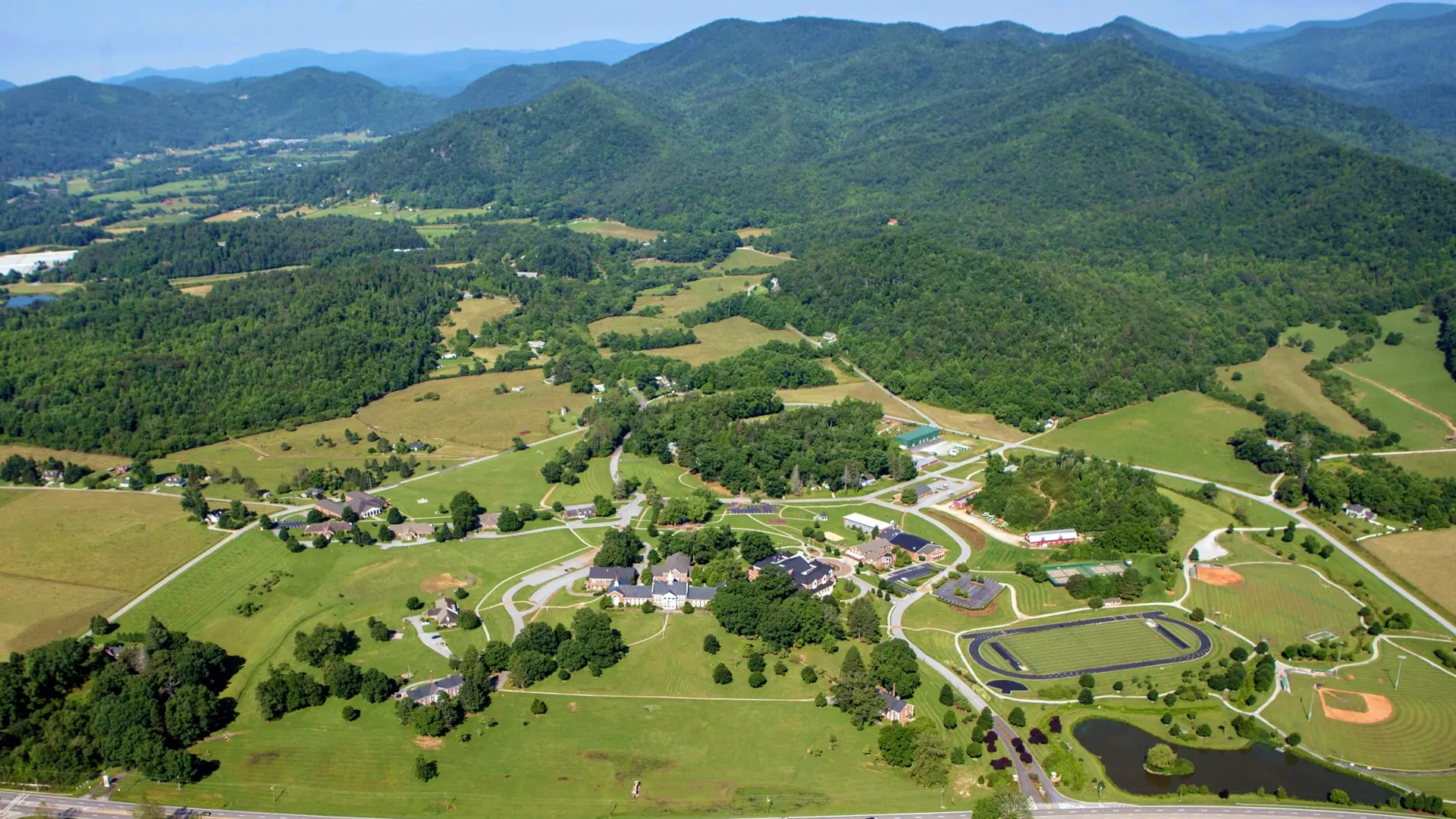 campus y edificios donde se realiza el curso escolar en estados unidos de Rabun Gap-Nacoochee School