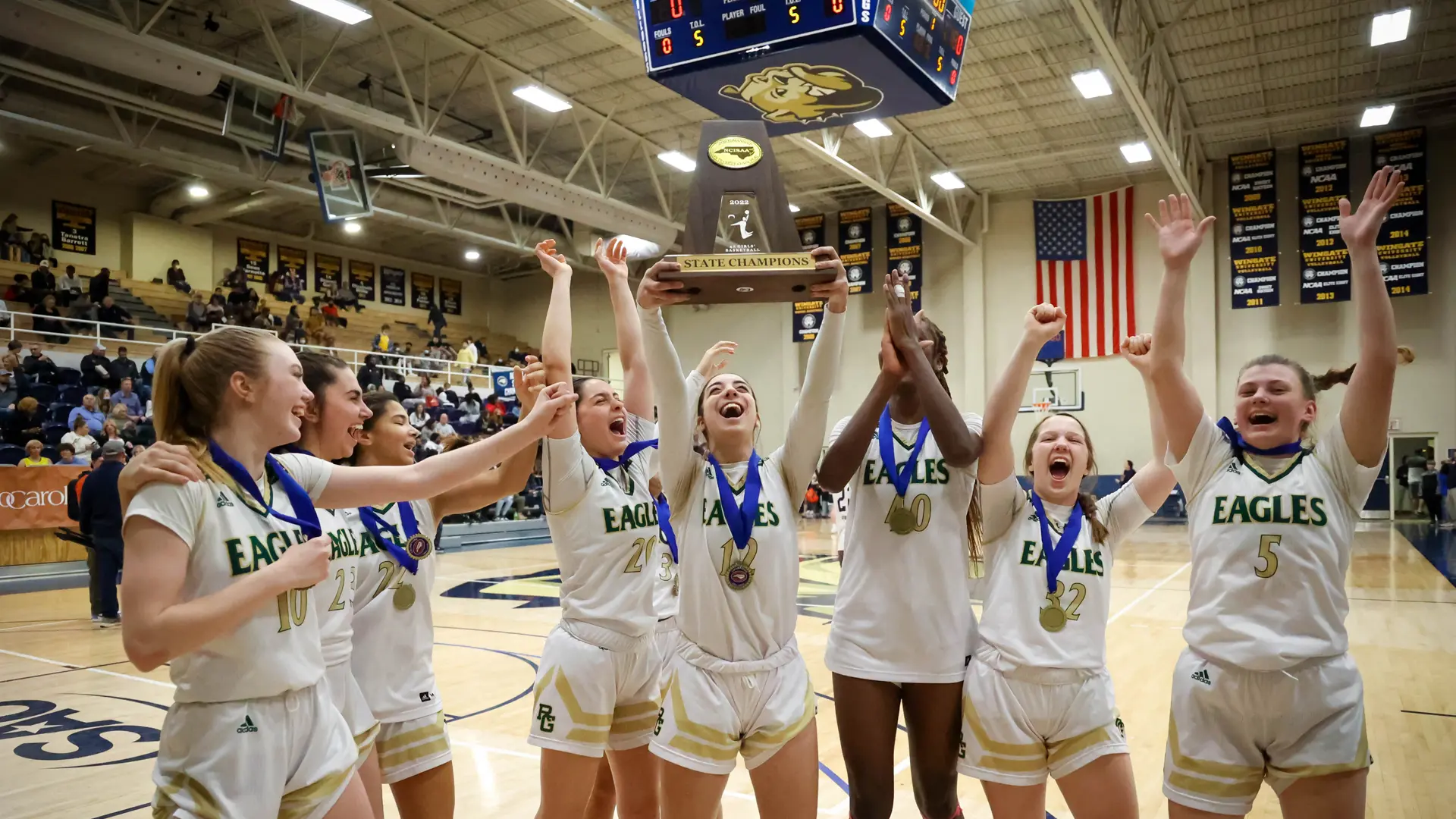 estudiantes jugando a básquet en el curso escolar en estados unidos de Rabun Gap-Nacoochee School