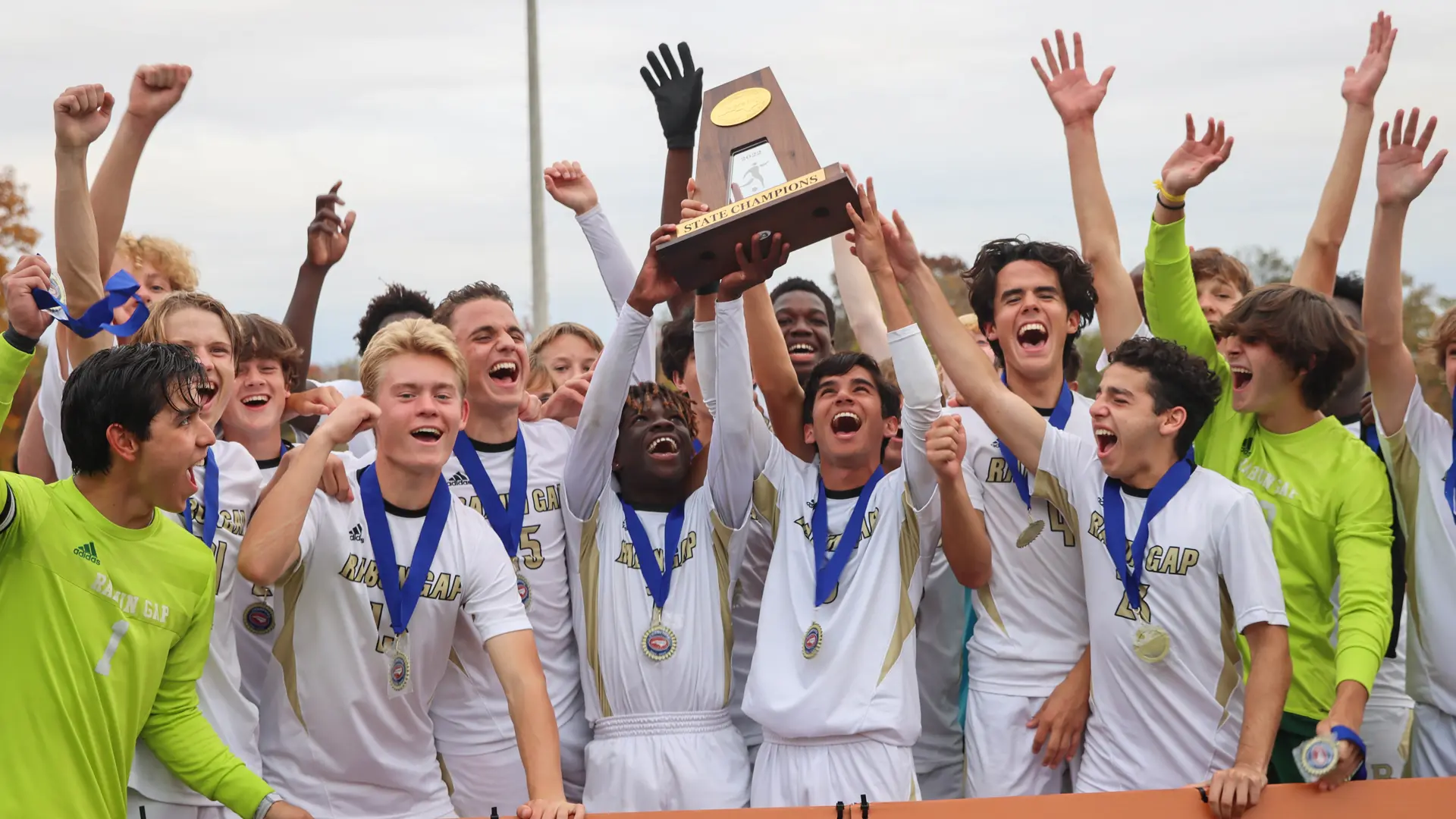 estudiantes jugando a futbol en el curso escolar en estados unidos de Rabun Gap-Nacoochee School