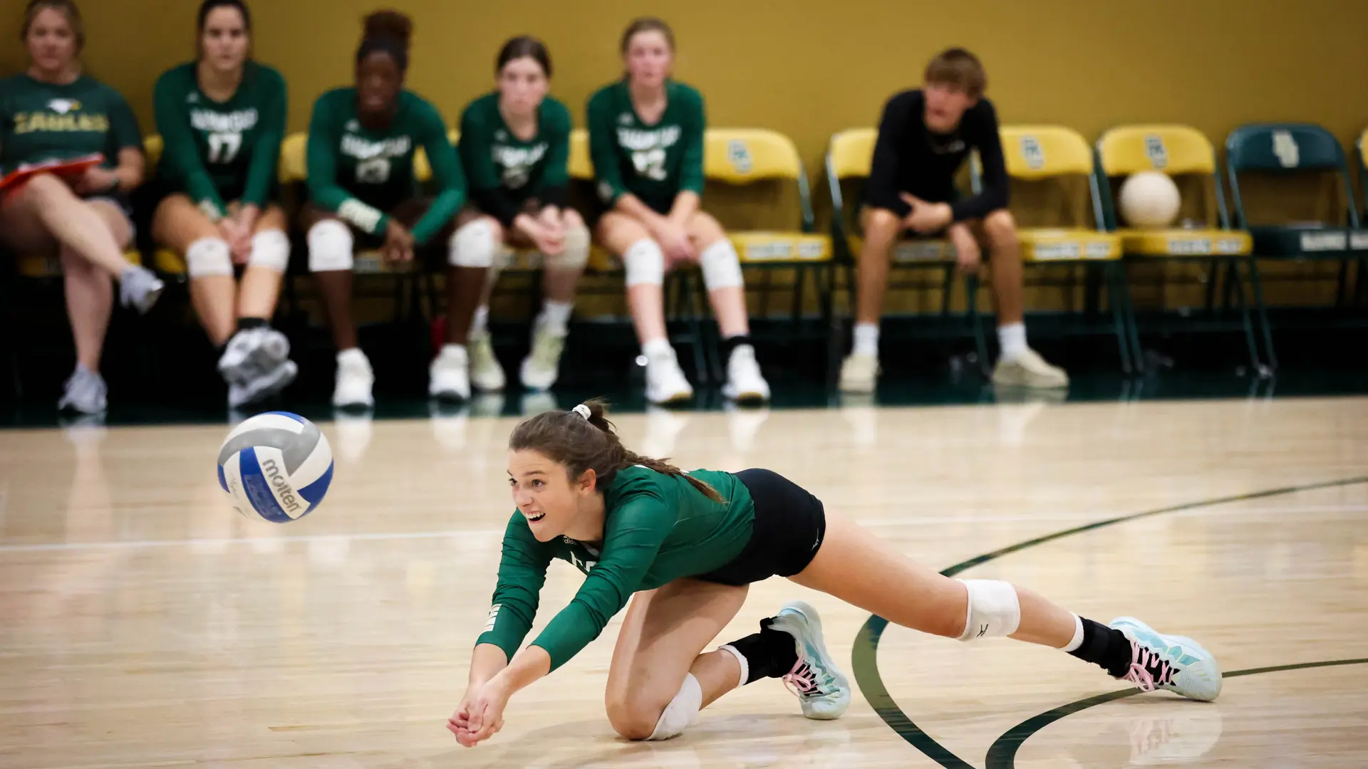 estudiantes entrenando voley en el curso escolar en estados unidos de Rabun Gap-Nacoochee School