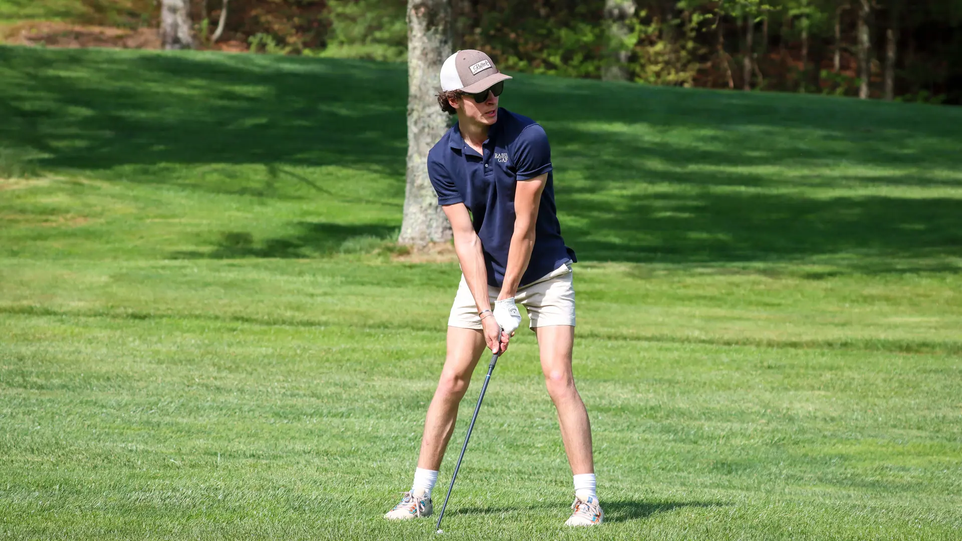estudiante en el campo de golf del campus en el curso escolar en estados unidos de Rabun Gap-Nacoochee School