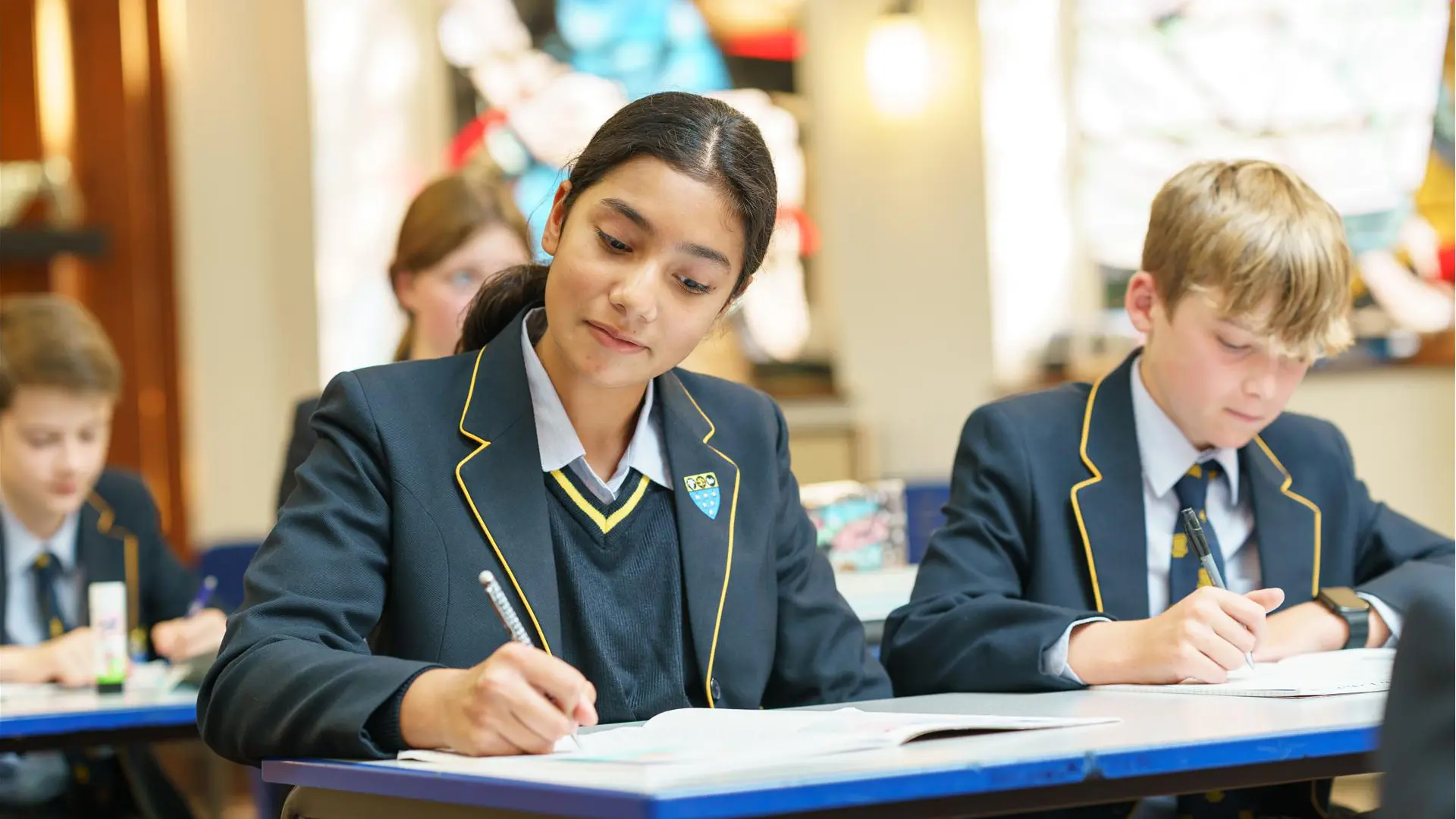 alumnos en clase tomando apuntes en el curso escolar en inglaterra en Ratcliffe College