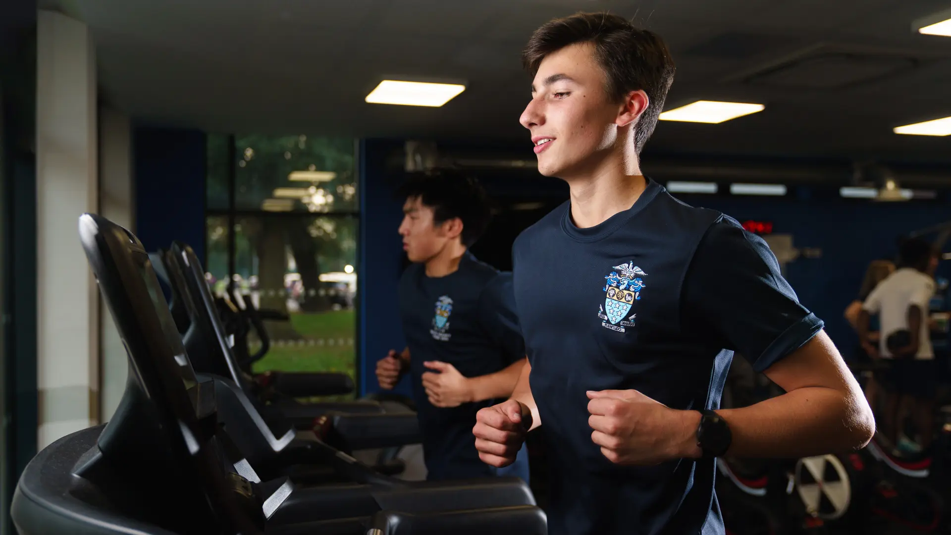 alumnos en la cinta de correr del gimnasio en el curso escolar en inglaterra en Ratcliffe College