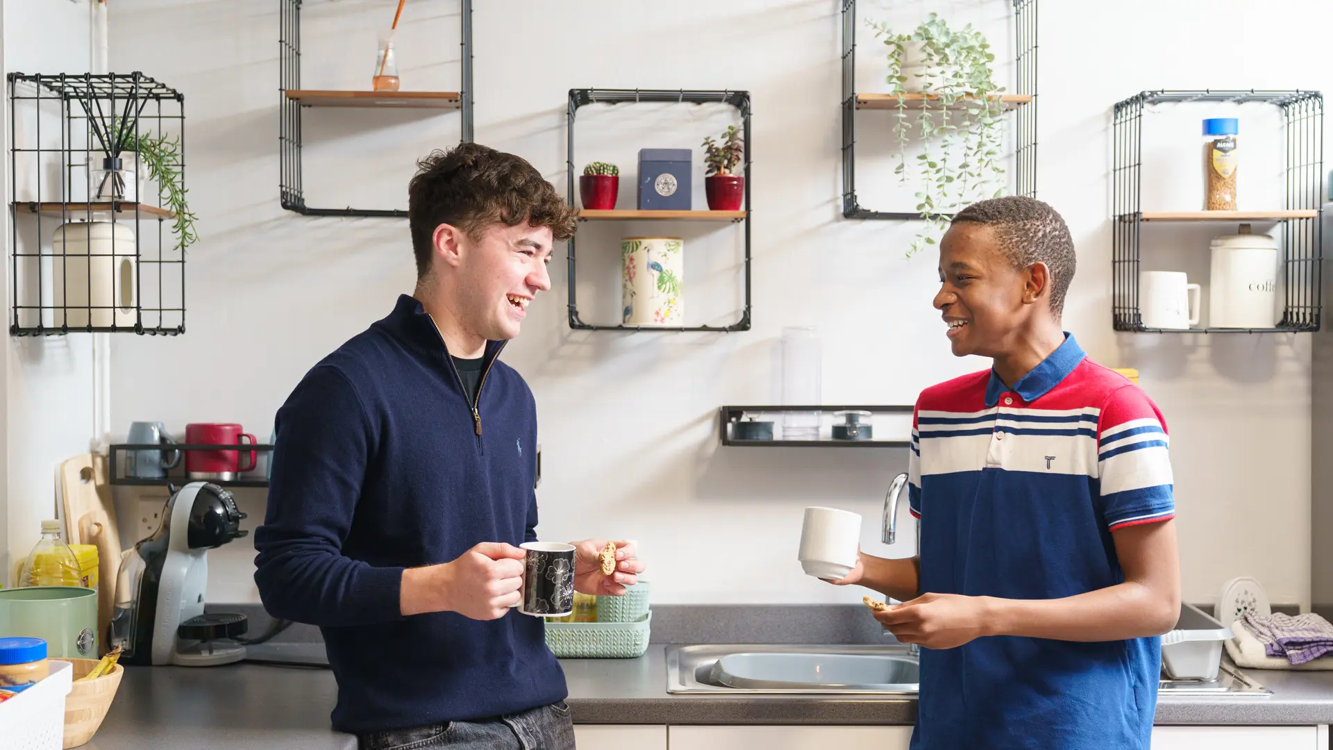 alumnos de la residencia hablando en la cocina en el curso escolar en inglaterra en Ratcliffe College