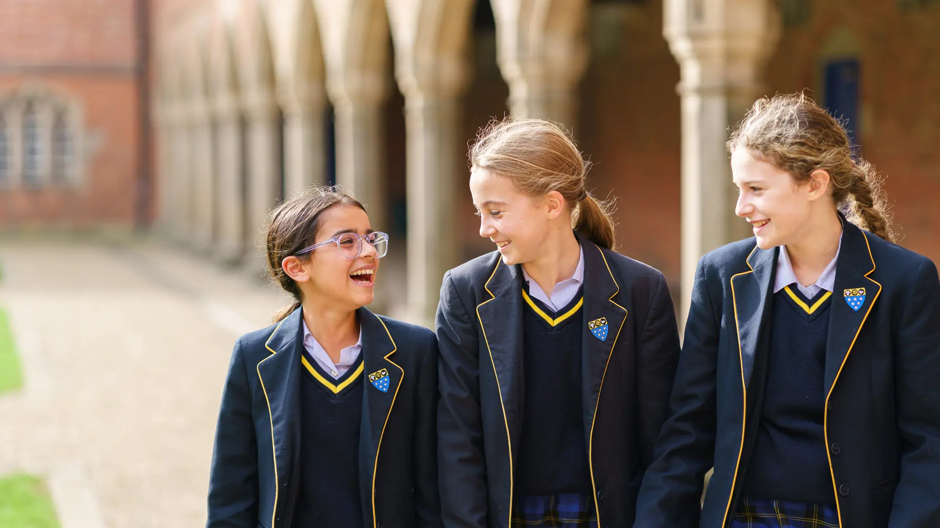 alumnas uniformadas paseando por las instalaciones del campus en el curso escolar en inglaterra en Ratcliffe College