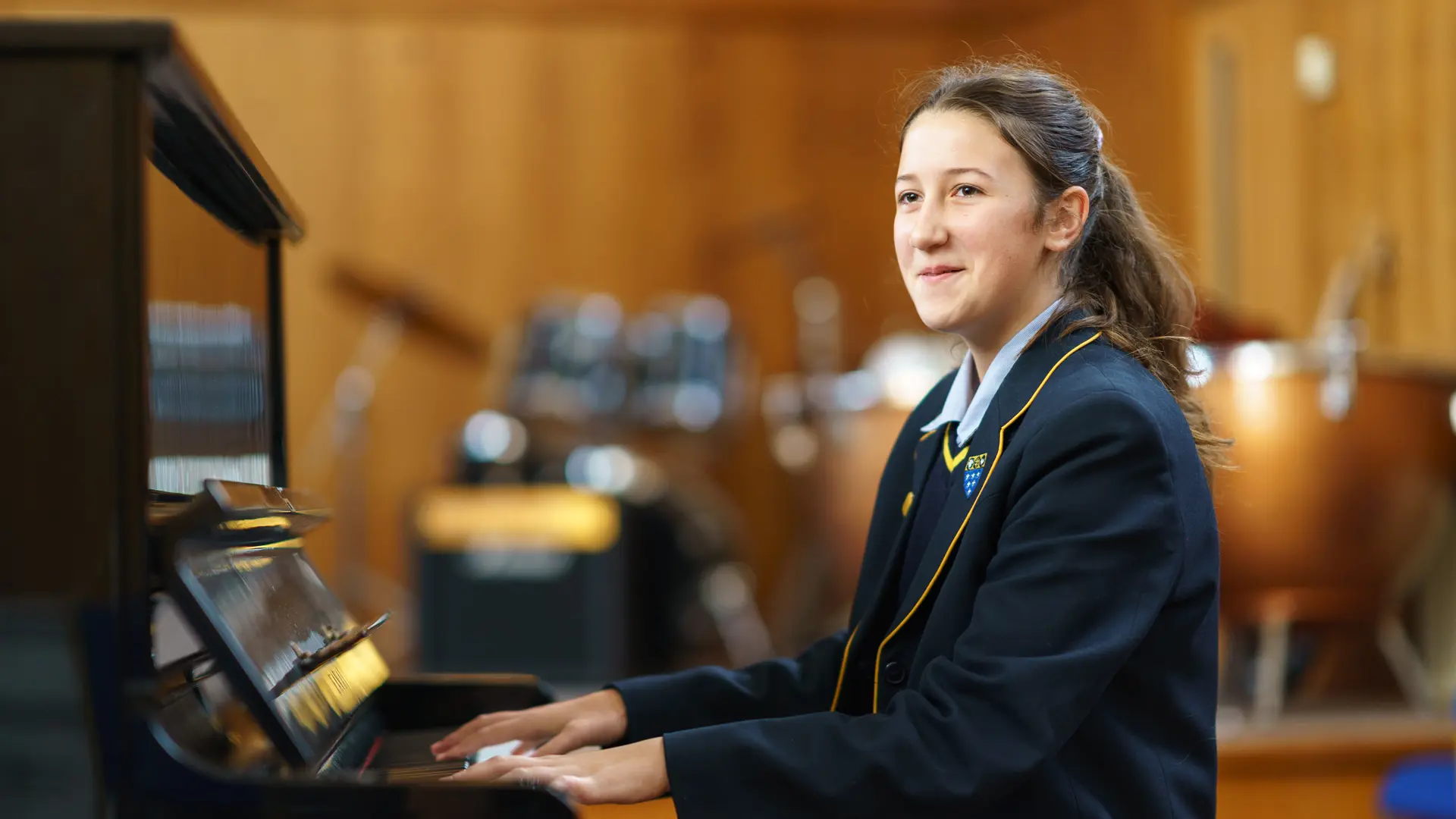 alumna tocando el piano en el curso escolar en inglaterra en Ratcliffe College