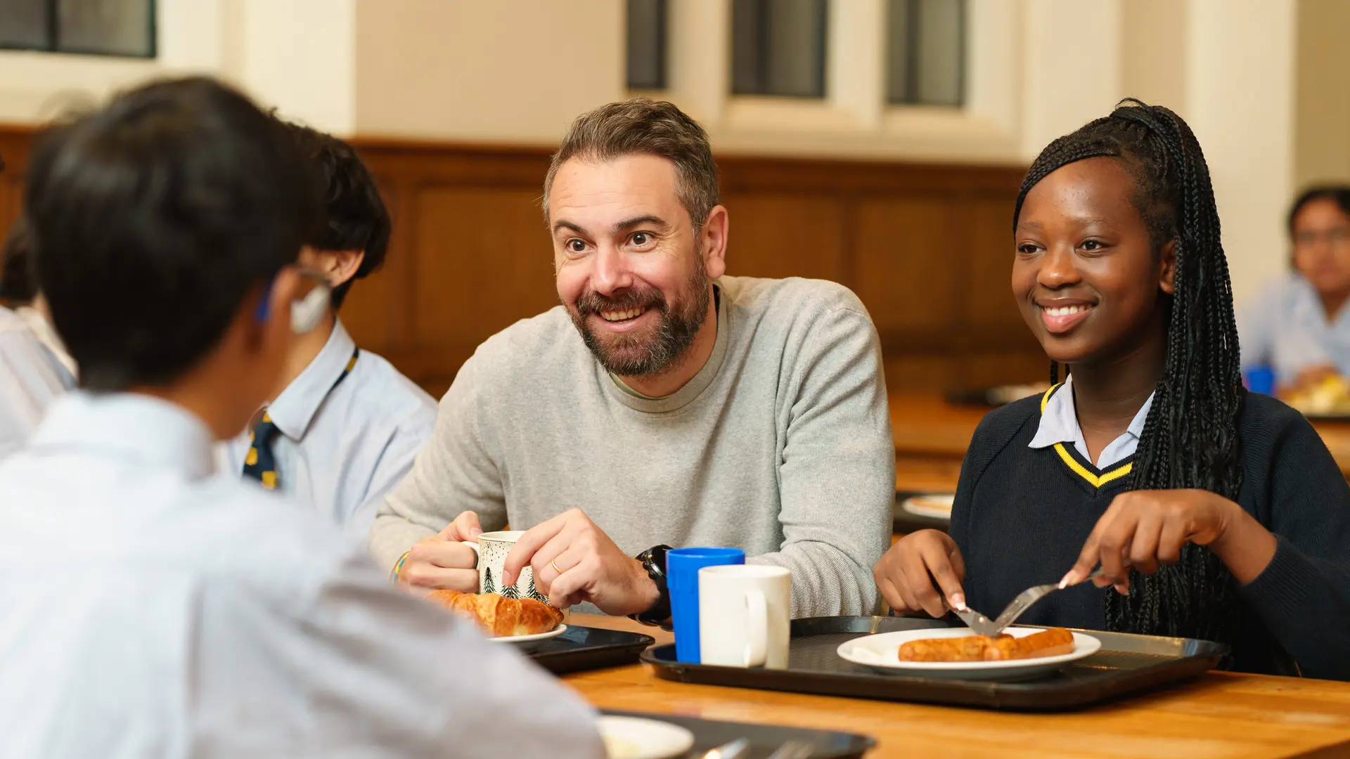 alumnos y profesores en el comedor en el curso escolar en inglaterra en Ratcliffe College