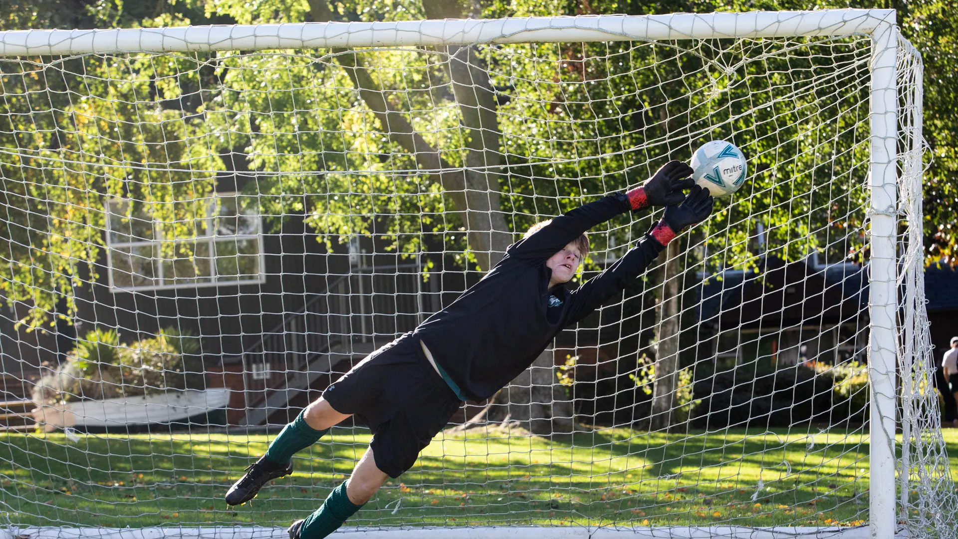 alumno practicando futbol en el curso escolar en inglaterra en Rockport School