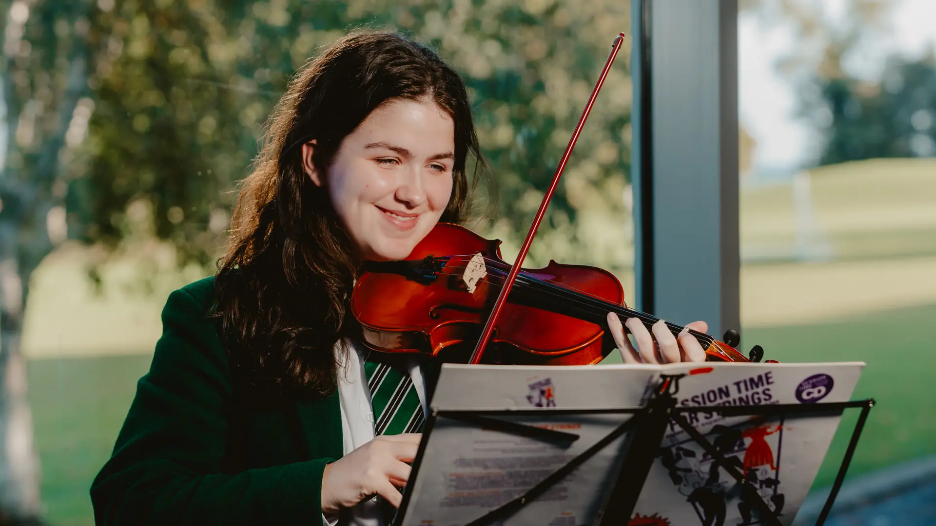 alumna tocando el violín en el curso escolar en inglaterra en Rockport School