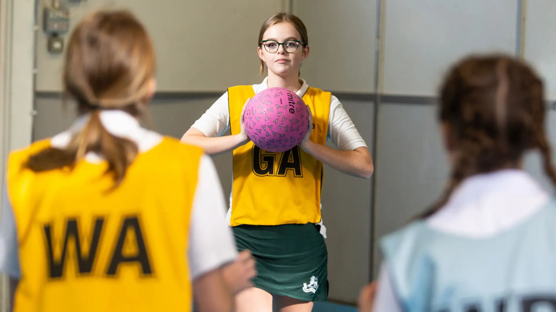estudiantes jugando a volley en el curso escolar en inglaterra en Rockport School