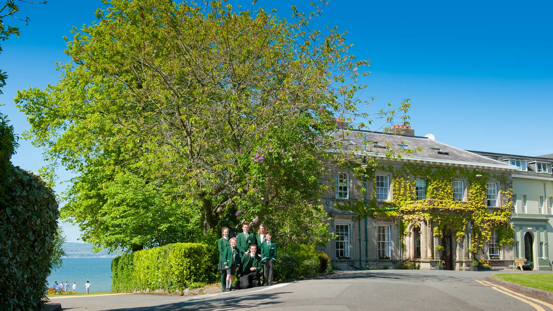 estudiantes en frente del edificio principal de la escuela en el curso escolar en inglaterra en Rockport School