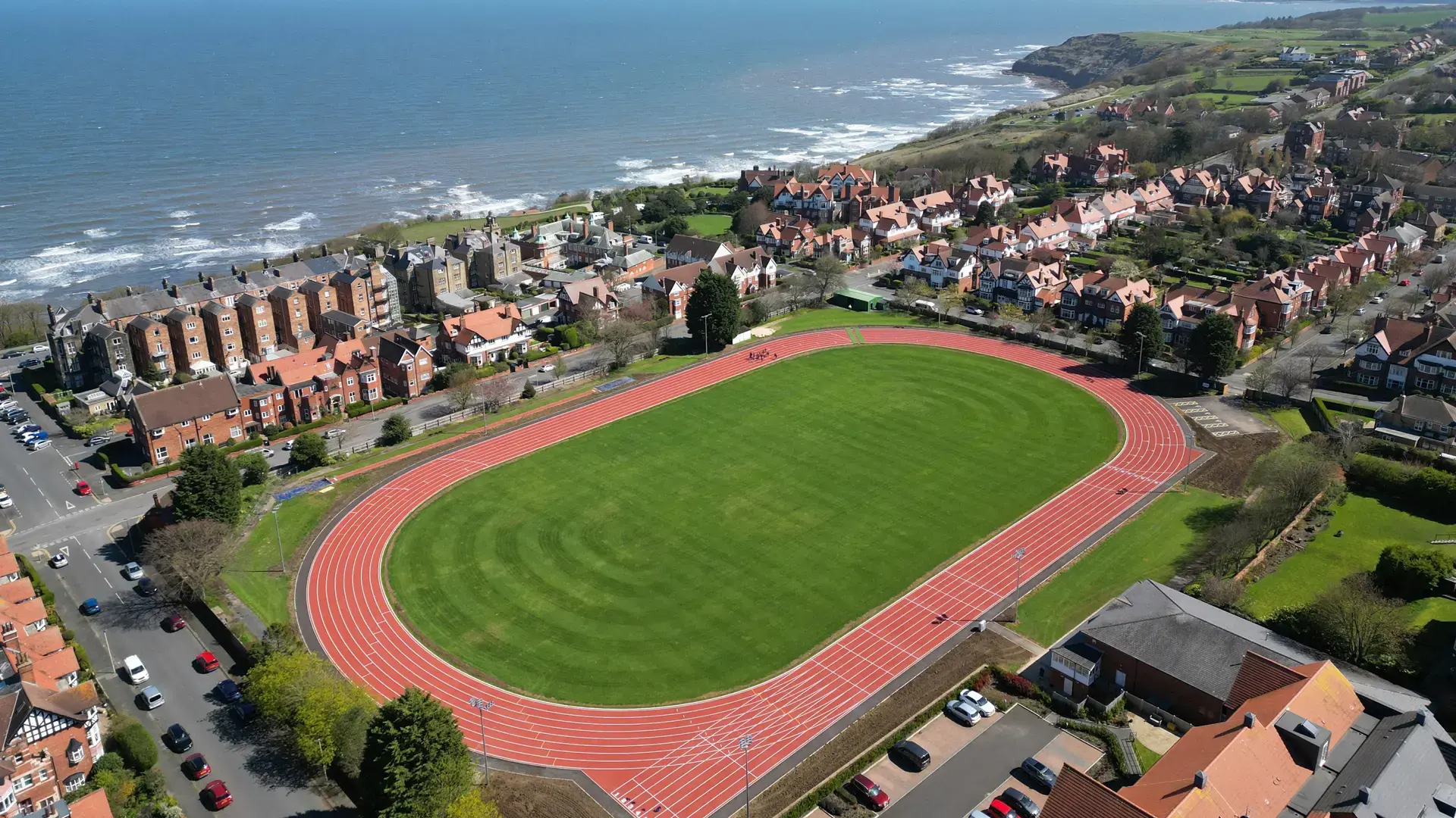 vista aerea de la pista de atletismo y otras instalaciones de la escuela en el curso escolar en inglaterra en Scarborough College
