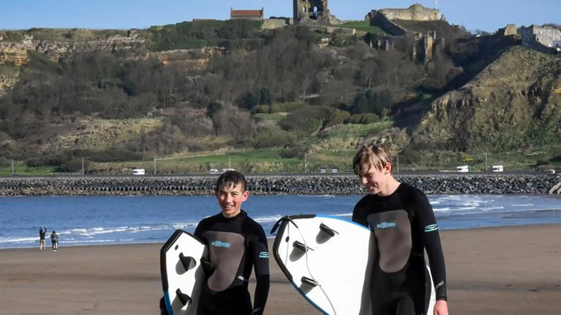 alumnos practicando surf en la playa en el curso escolar en inglaterra en Scarborough College