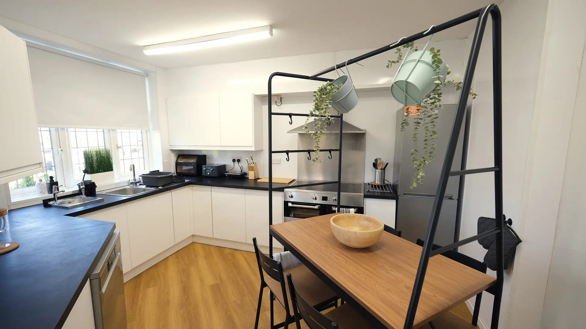 cocina de la residencia con mesa para desyunar en el curso escolar en inglaterra en Scarborough College