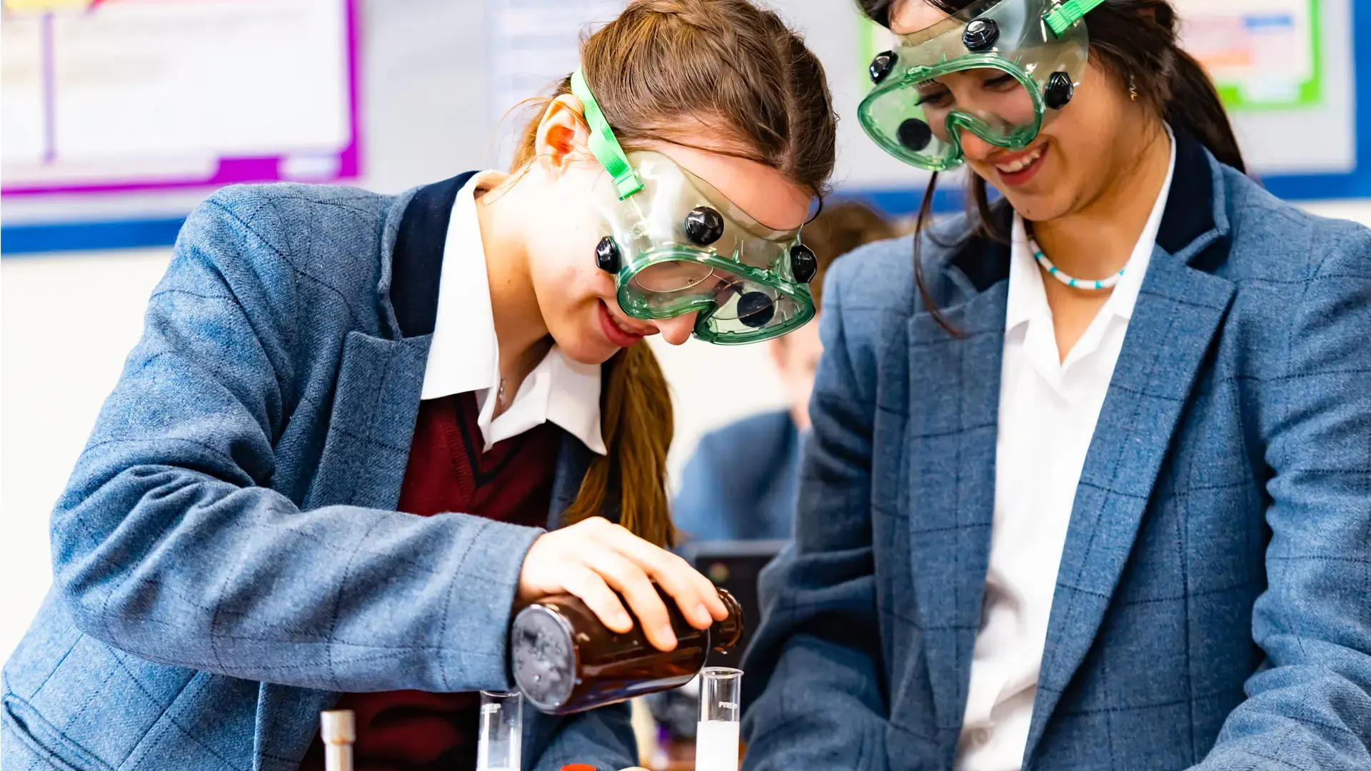 dos alumnas realizando un experimento en el laboratorio de ciencias en el curso escolar en inglaterra en Scarborough College