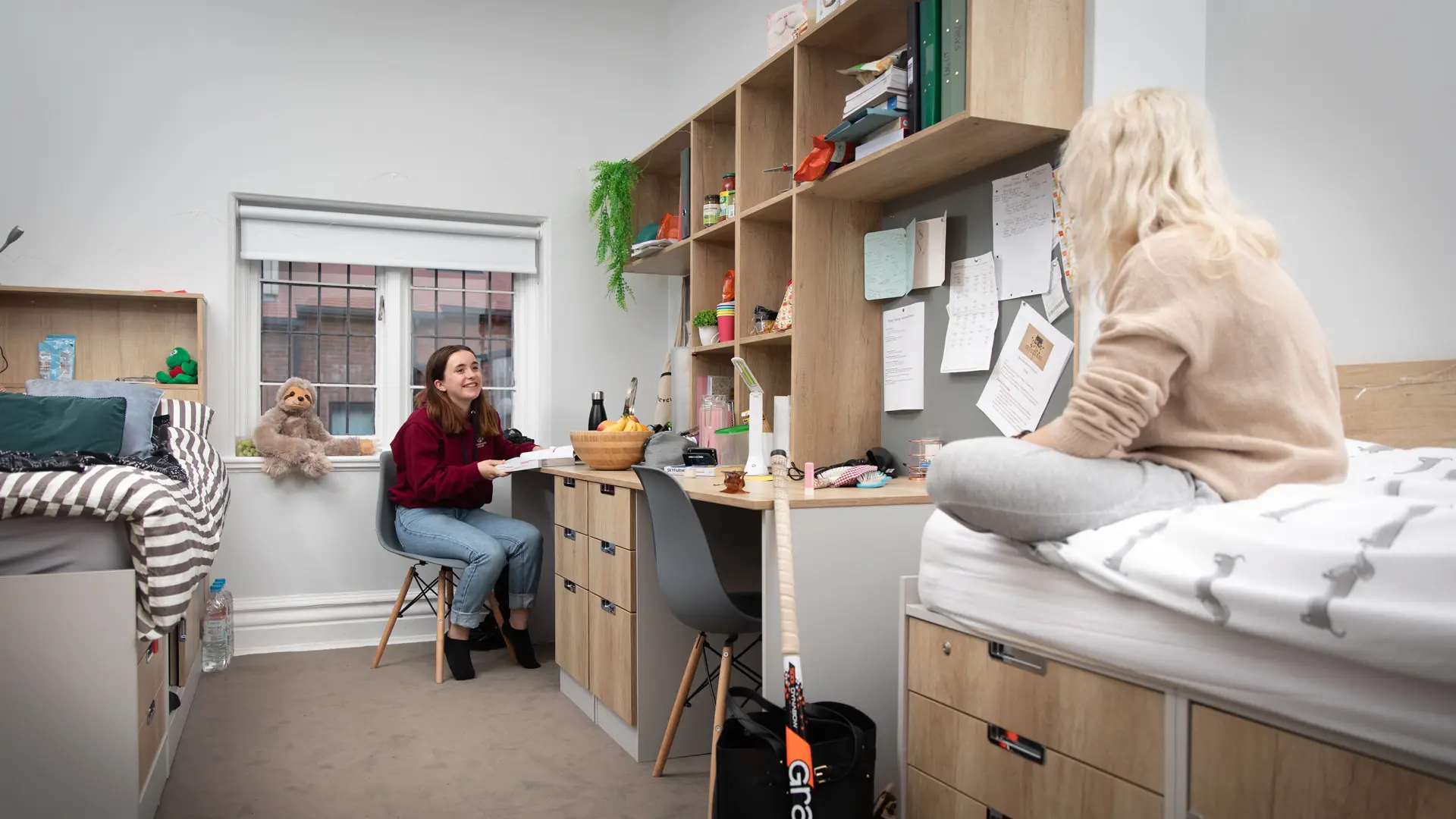 dos alumnas en su habitacion compartida en el curso escolar en inglaterra en Scarborough College