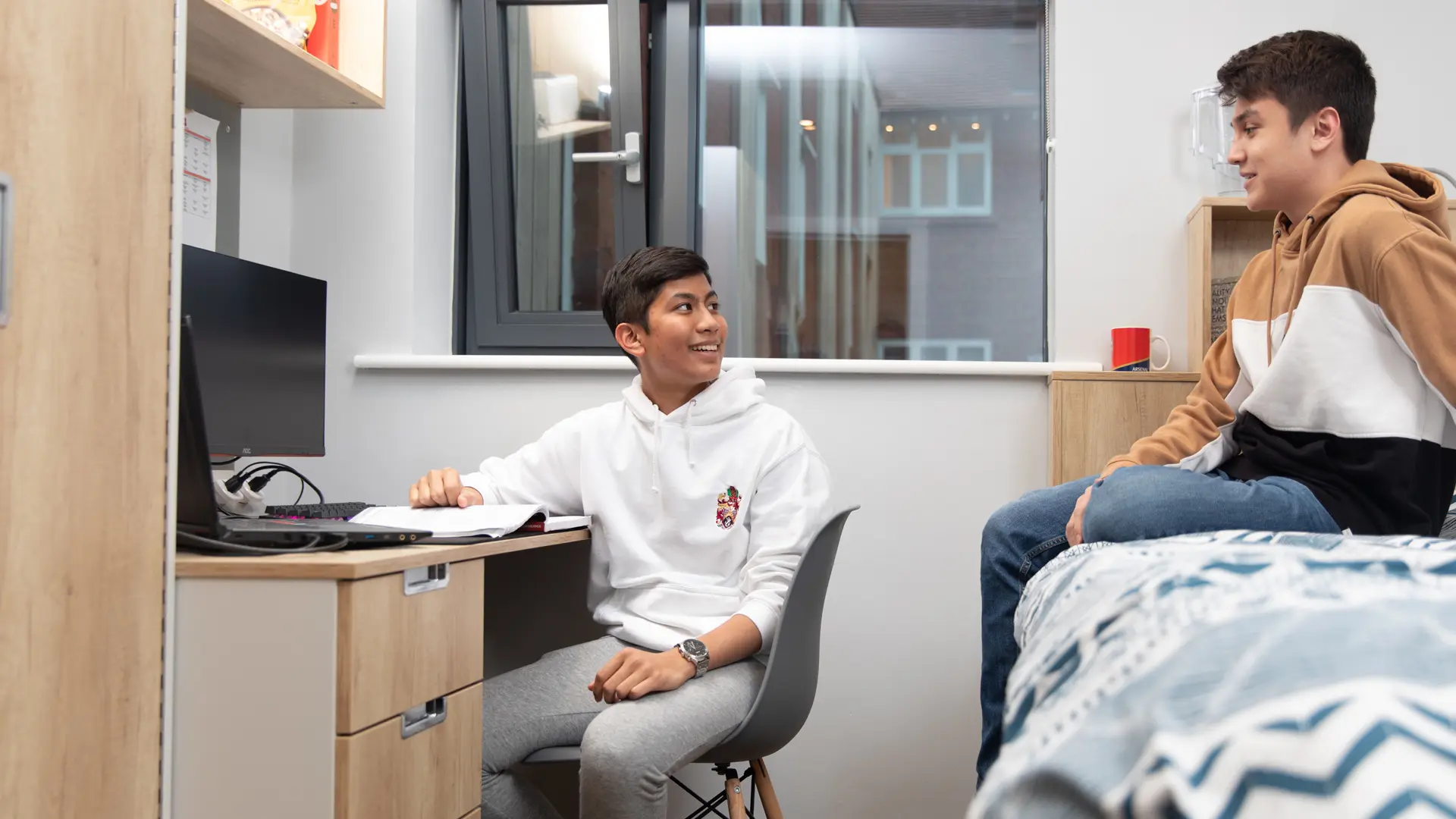 dos alumnos en su habitacion compartida en el curso escolar en inglaterra en Scarborough College