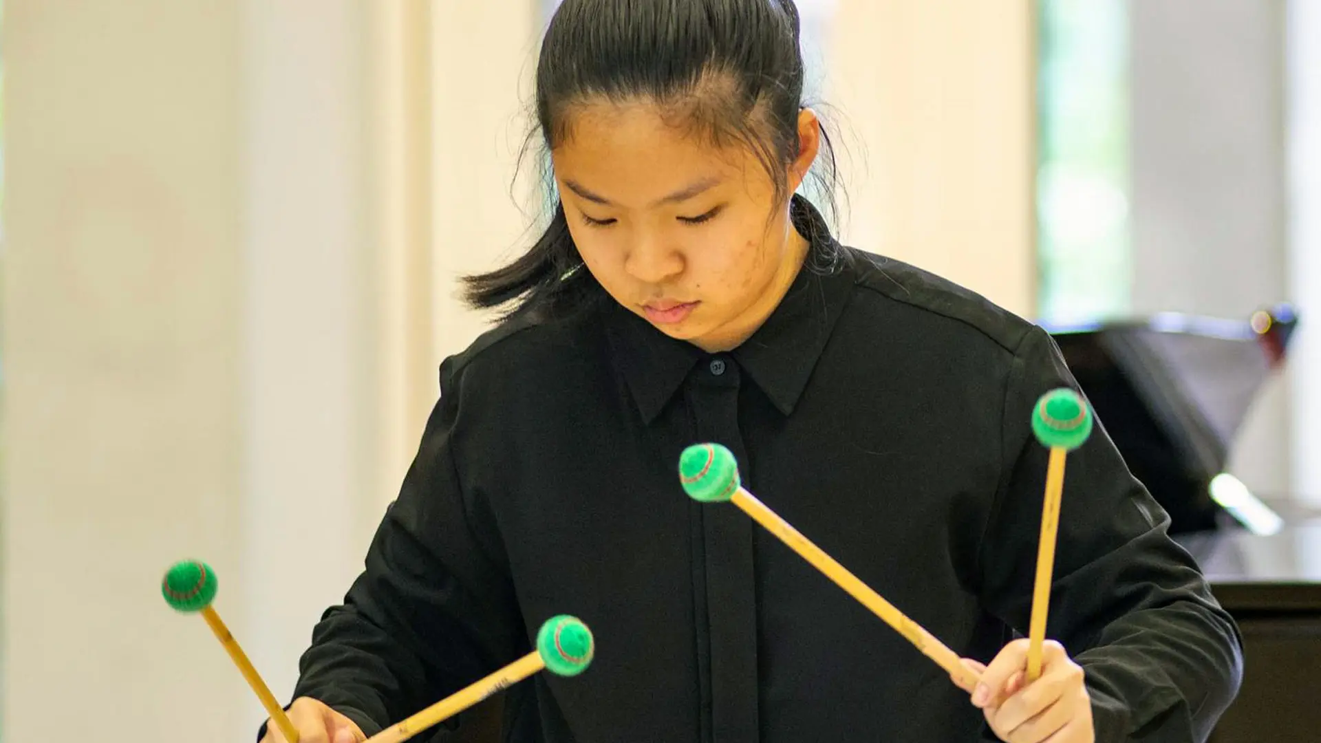 alumna tocando el xilofono en clase de musica en el curso escolar en inglaterra en Sedbergh School