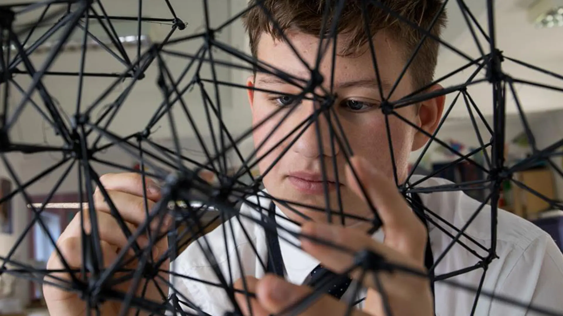 alumno en clase de ciencias con un proyecto tecnológico en el curso escolar en inglaterra en Sherfield School