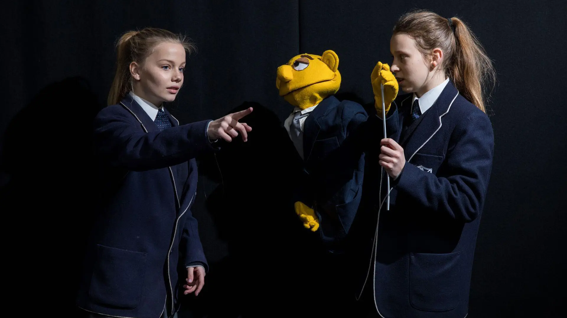 alumnas realizando una funcion de títeres en el curso escolar en inglaterra en Sherfield School