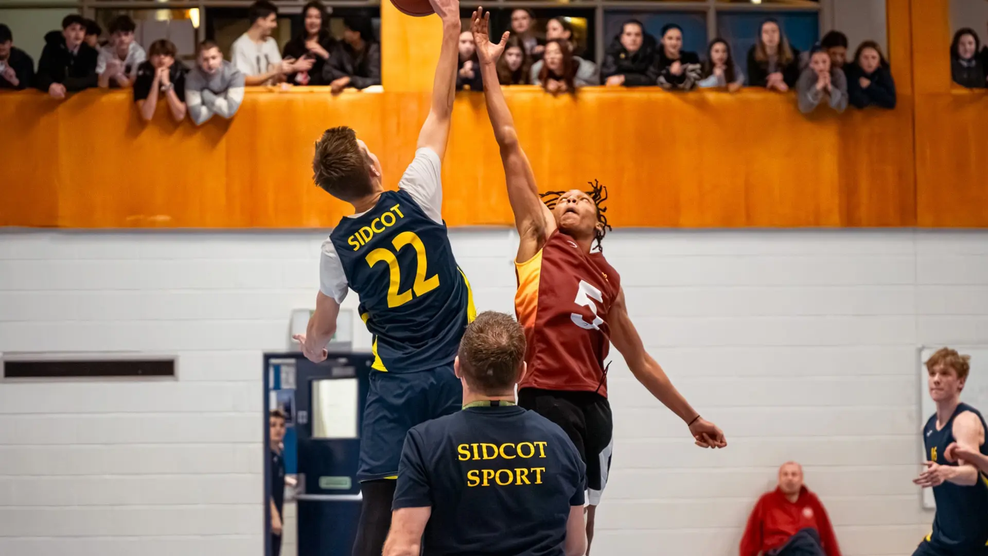 alumnos en un partido de baloncesto en el curso escolar en inglaterra en Sidcot School