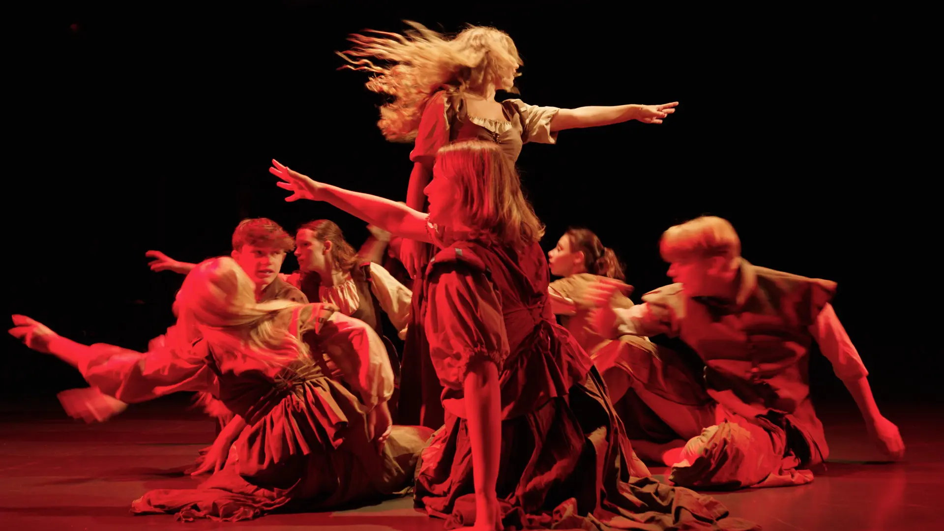 alumnos de arte representando un musical en el curso escolar en inglaterra en Sidcot School