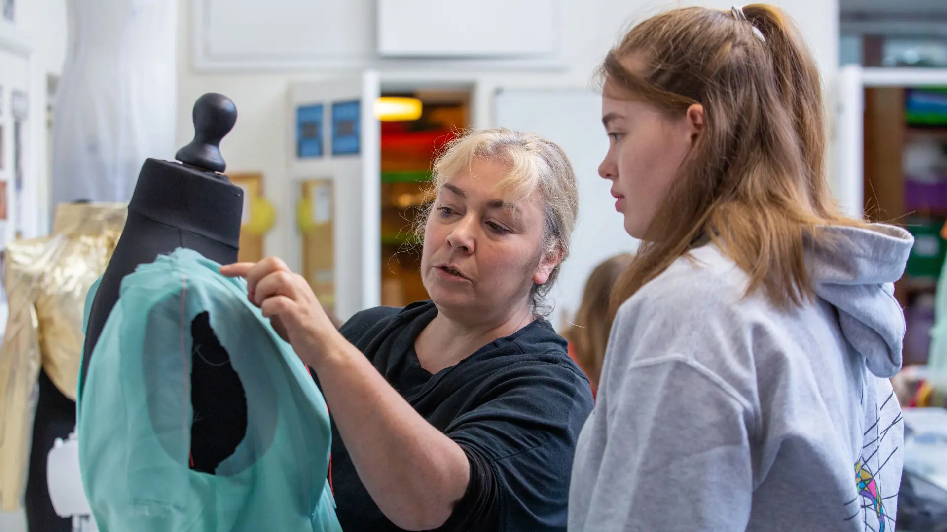 alumna de costura en el curso escolar en inglaterra en Sidcot School