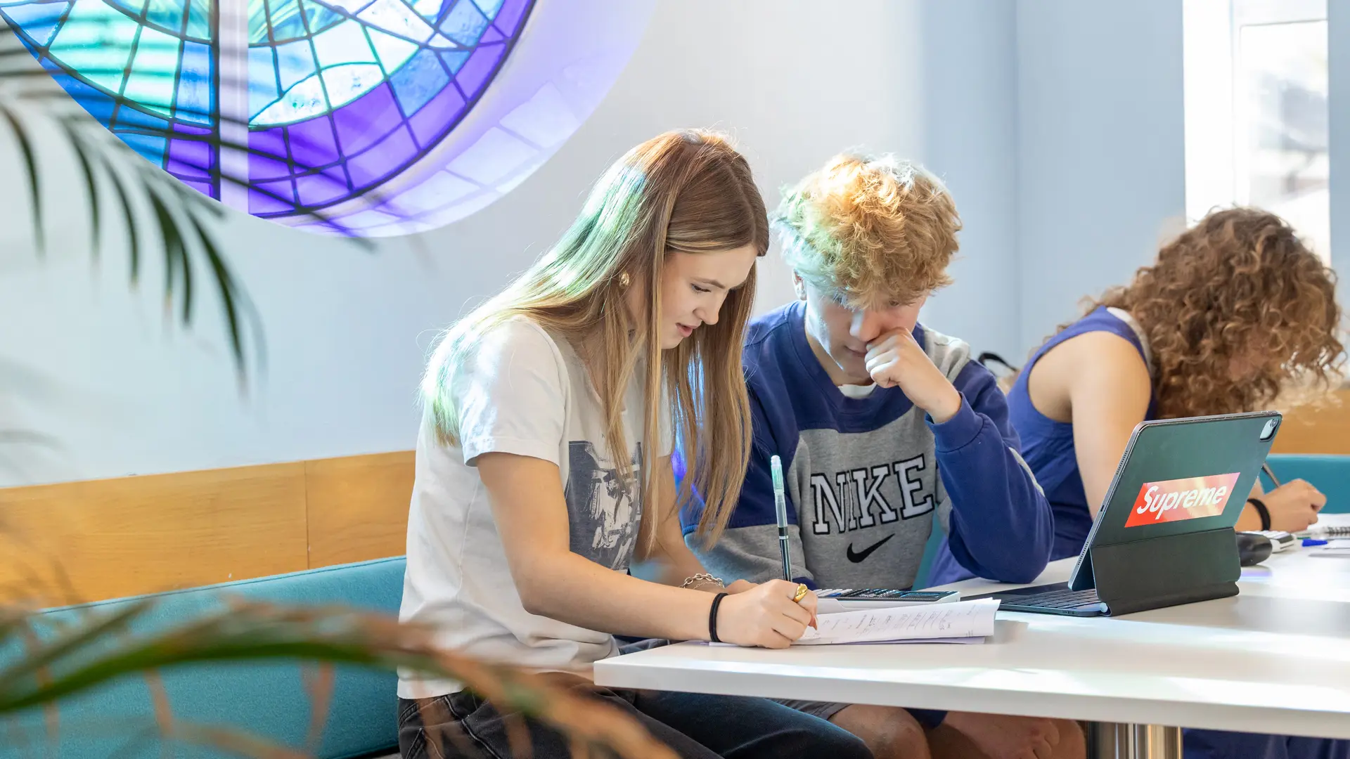 alumnos estudiando en las zonas comunes de la residencia en el curso escolar en inglaterra en Sidcot School