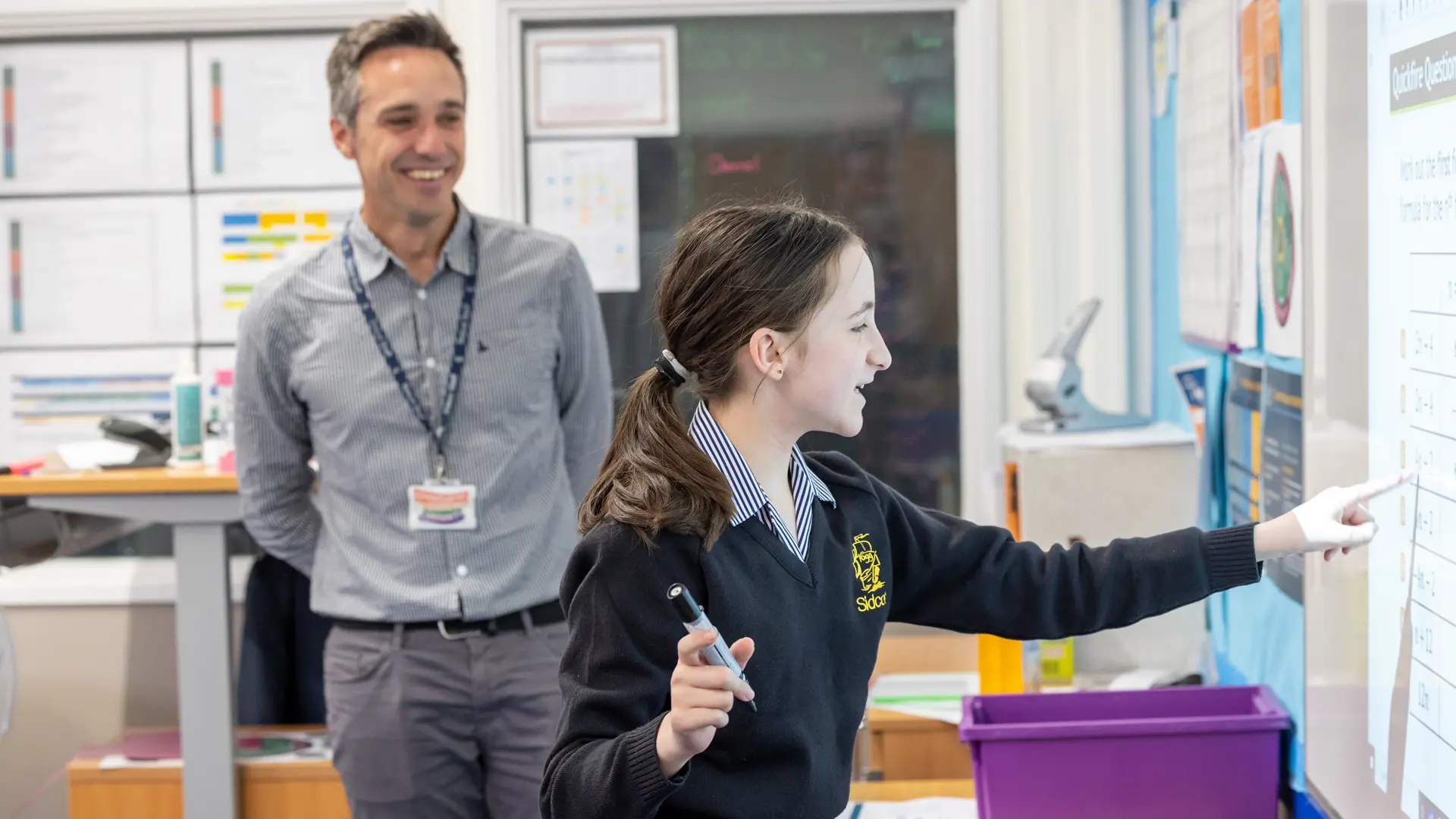 alumna y profesor en clase con pizarra interactiva en el curso escolar en inglaterra en Sidcot School
