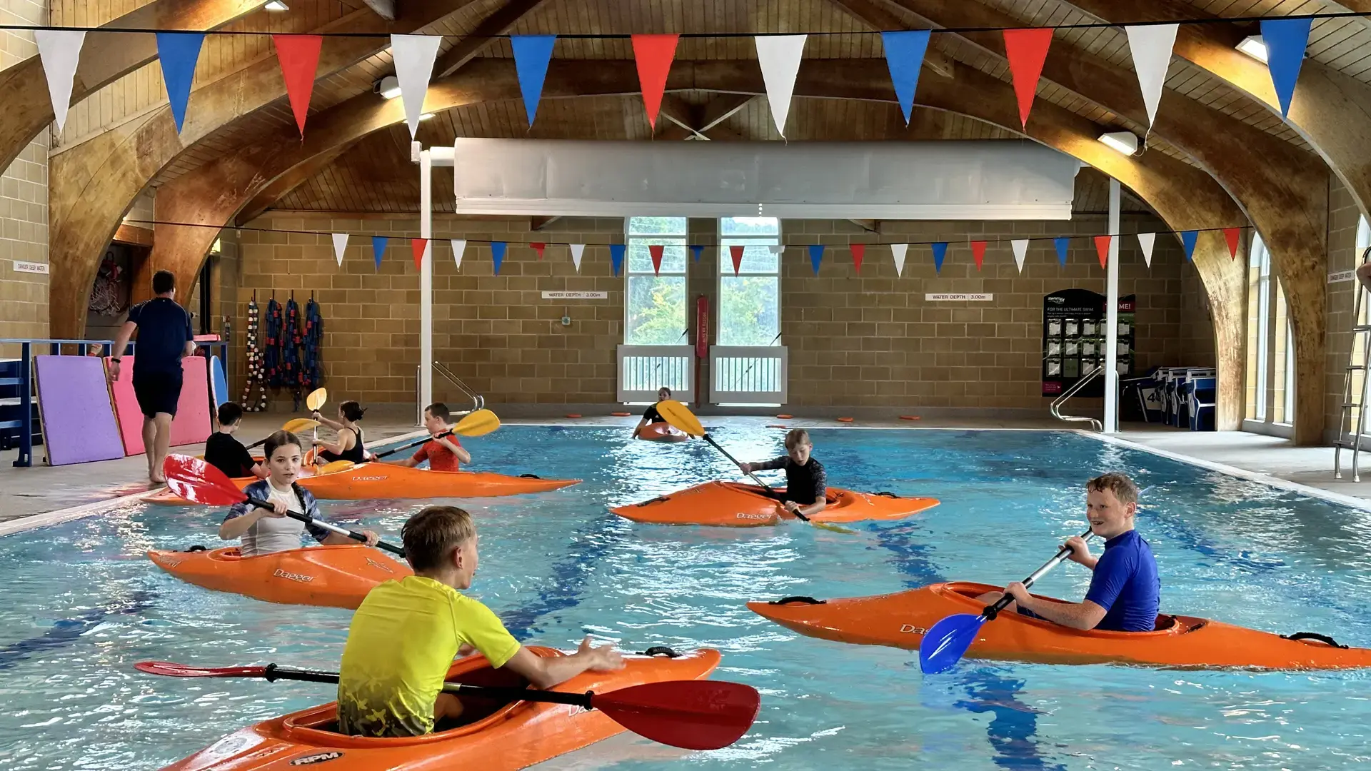 kayak en la piscina cubierta de la escuela en el curso escolar en inglaterra en Sidcot School