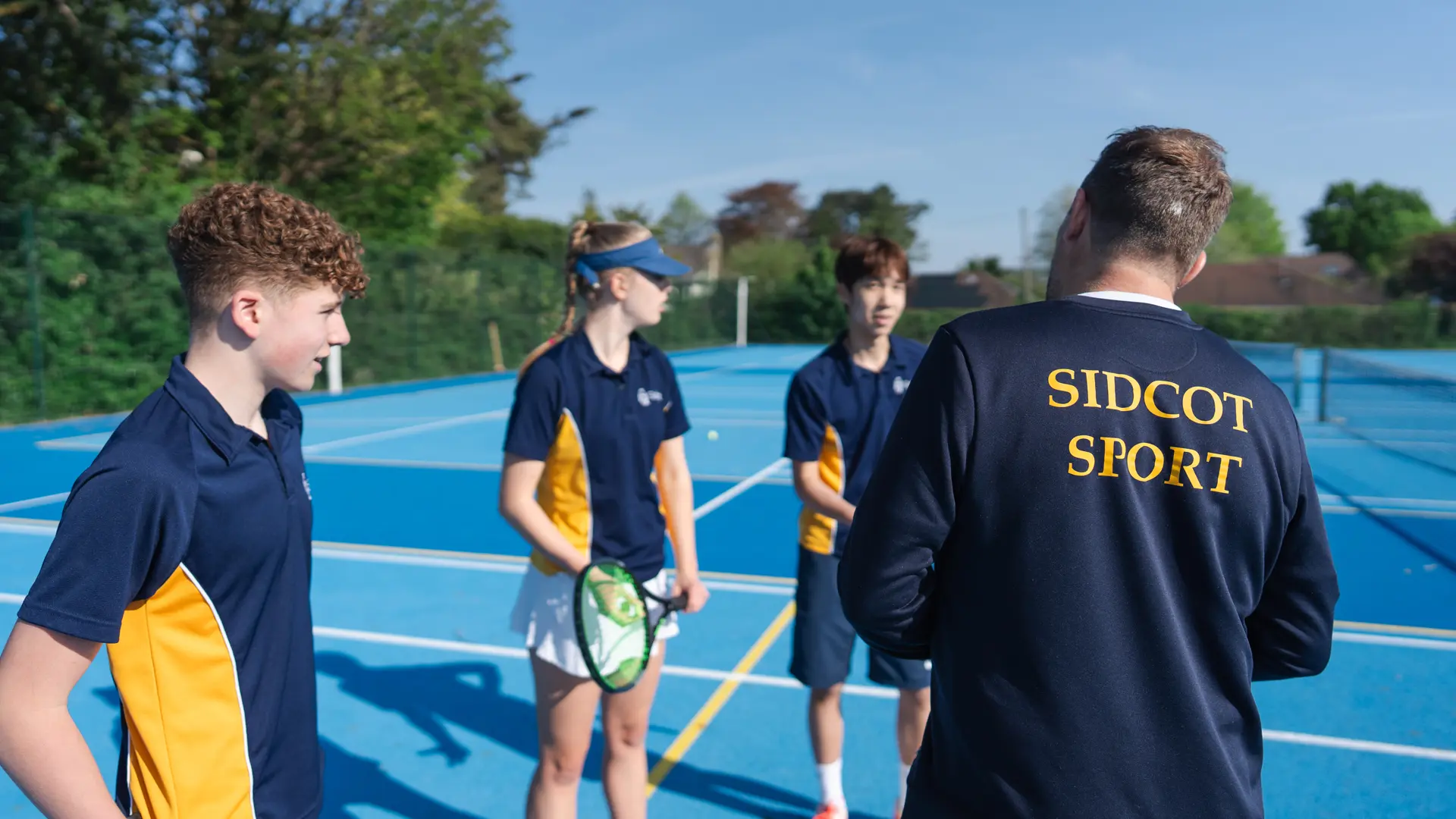 tenis en las pistas outdoor en el curso escolar en inglaterra en Sidcot School