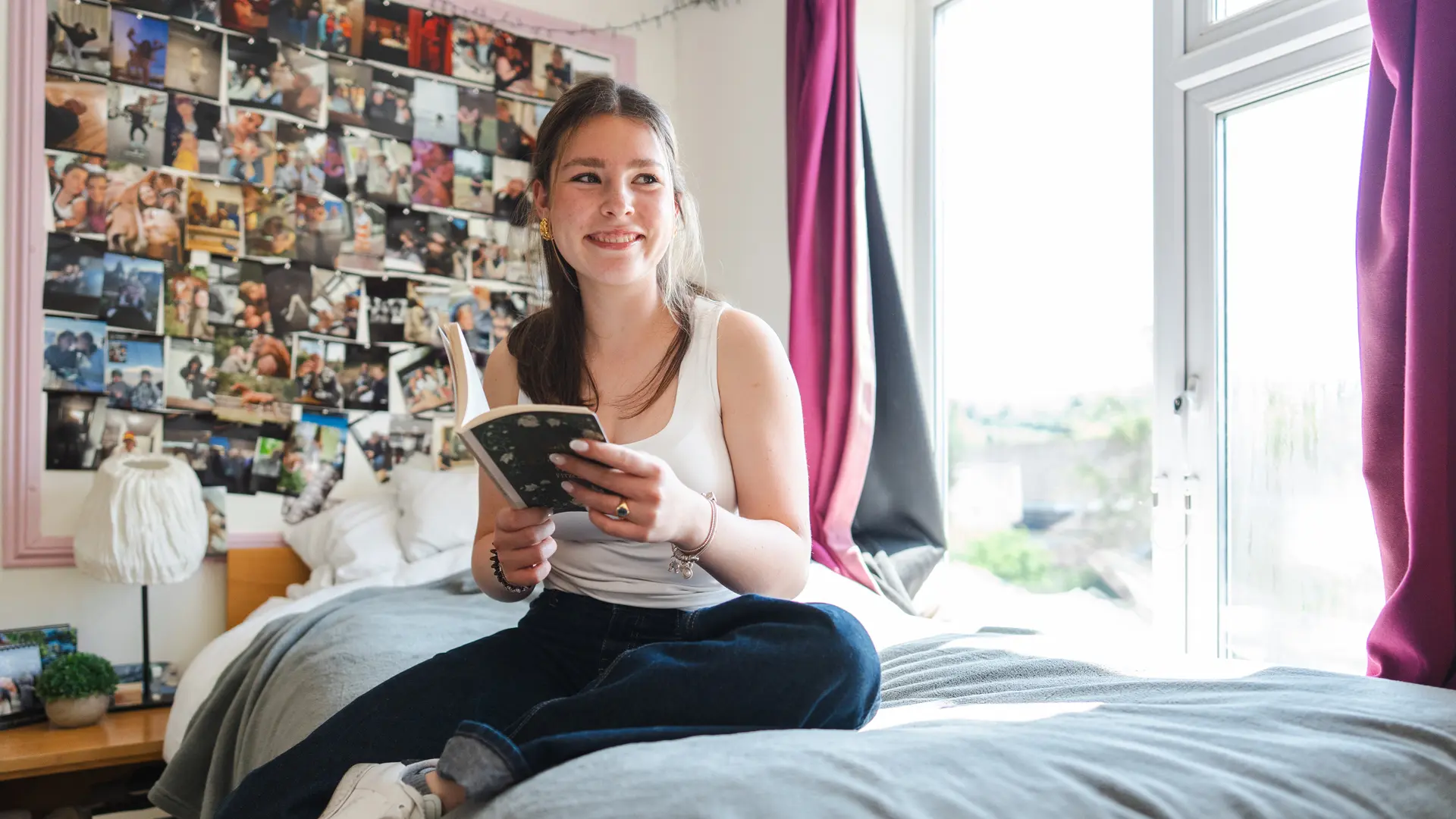 alumna en su habitacion de la residencia en el curso escolar en inglaterra en Sidcot School