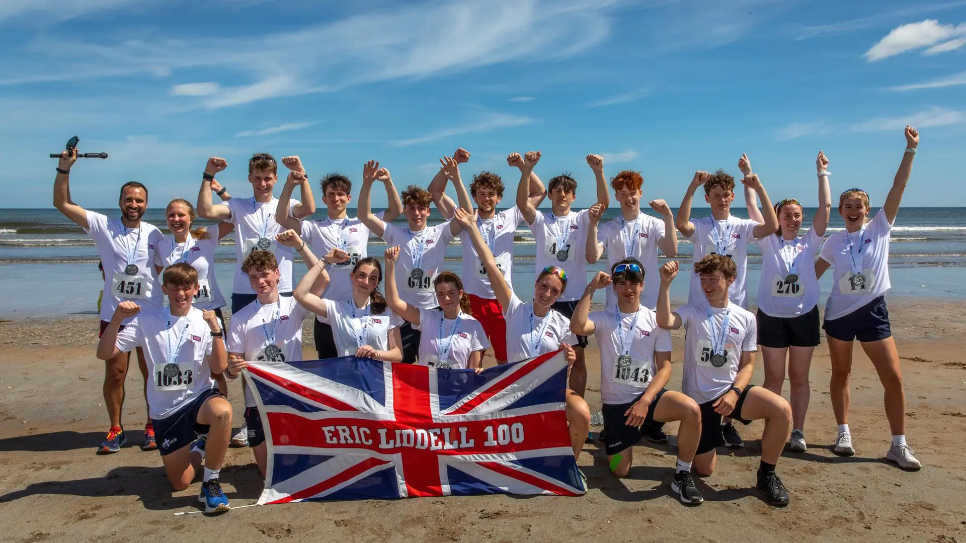 alumnos en la playa tras ganar un campeonato de deporte en el curso escolar en inglaterra en St. Leonards School