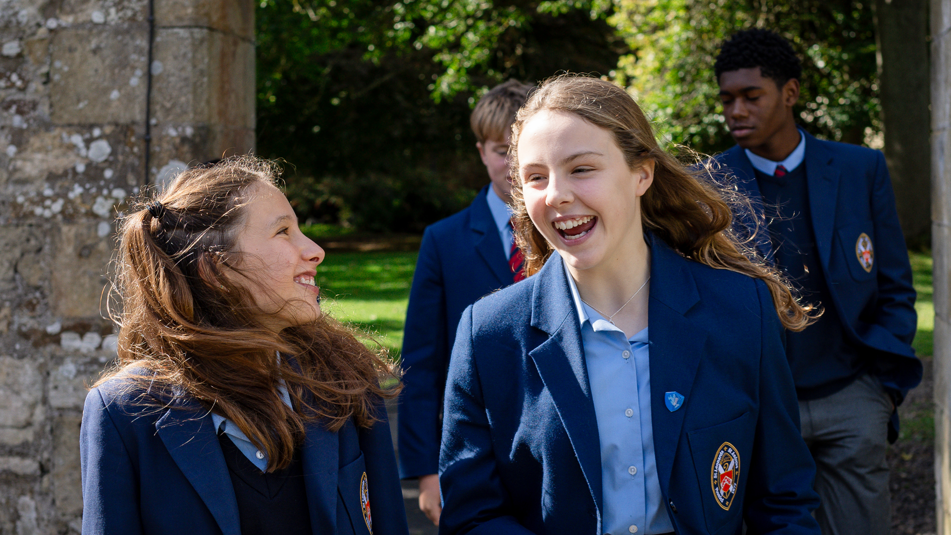 alumnas riendo y hablando por el campus en el curso escolar en inglaterra en St. Leonards School