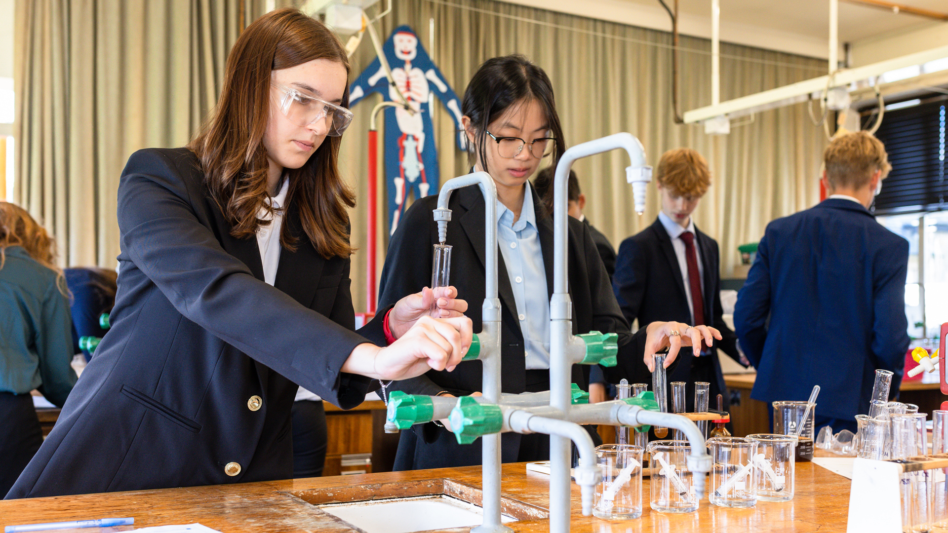 alumnas haciendo un experimento en el laboratorio de ciencias en el curso escolar en inglaterra en St. Leonards School