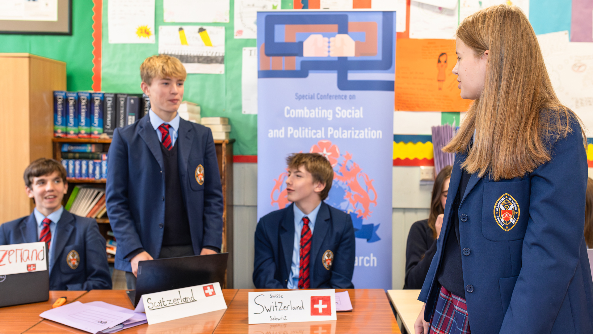 alumnos en clase de debate en el curso escolar en inglaterra en St. Leonards School