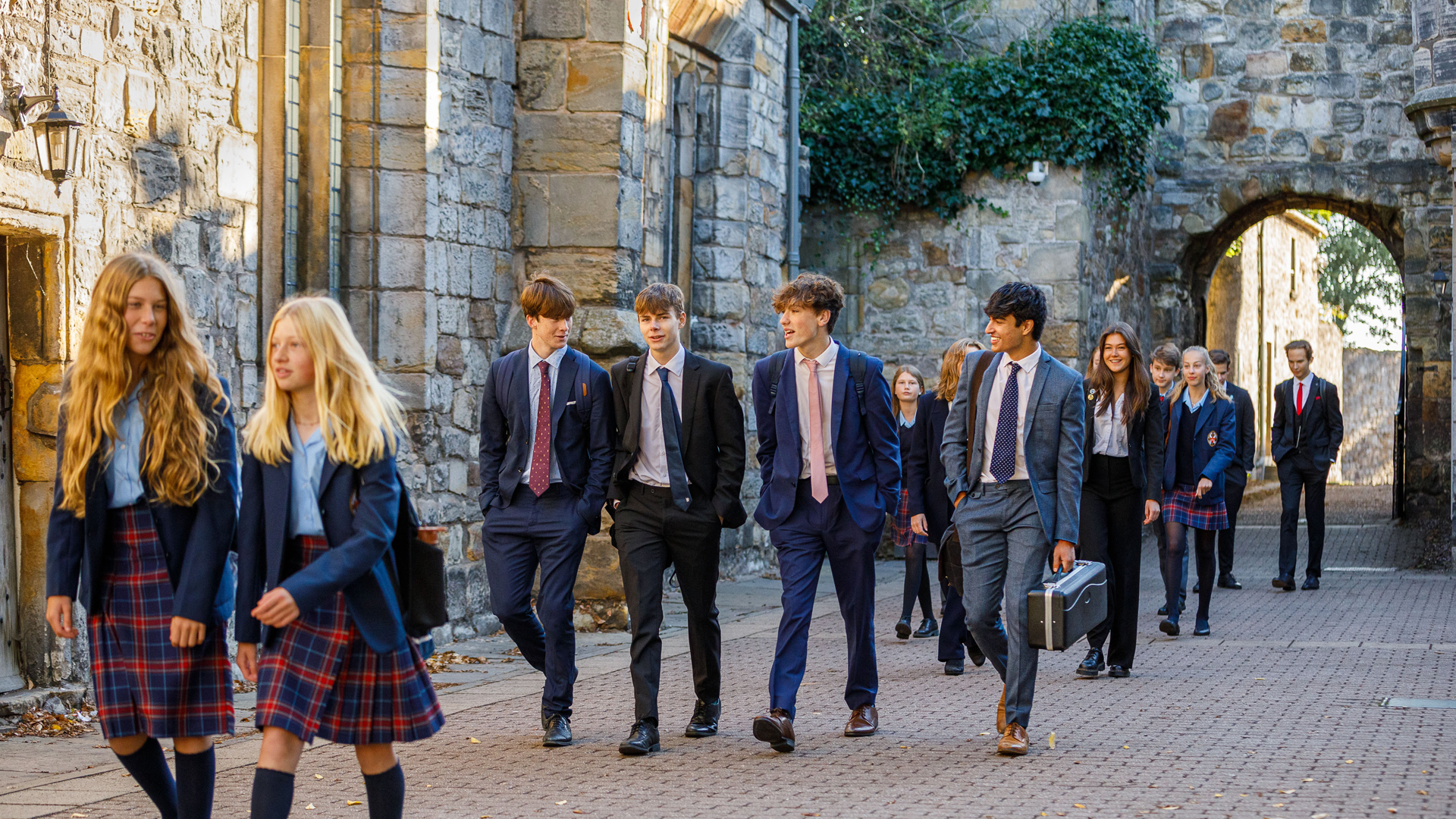 alumnos paseando por el campus en el curso escolar en inglaterra en St. Leonards School